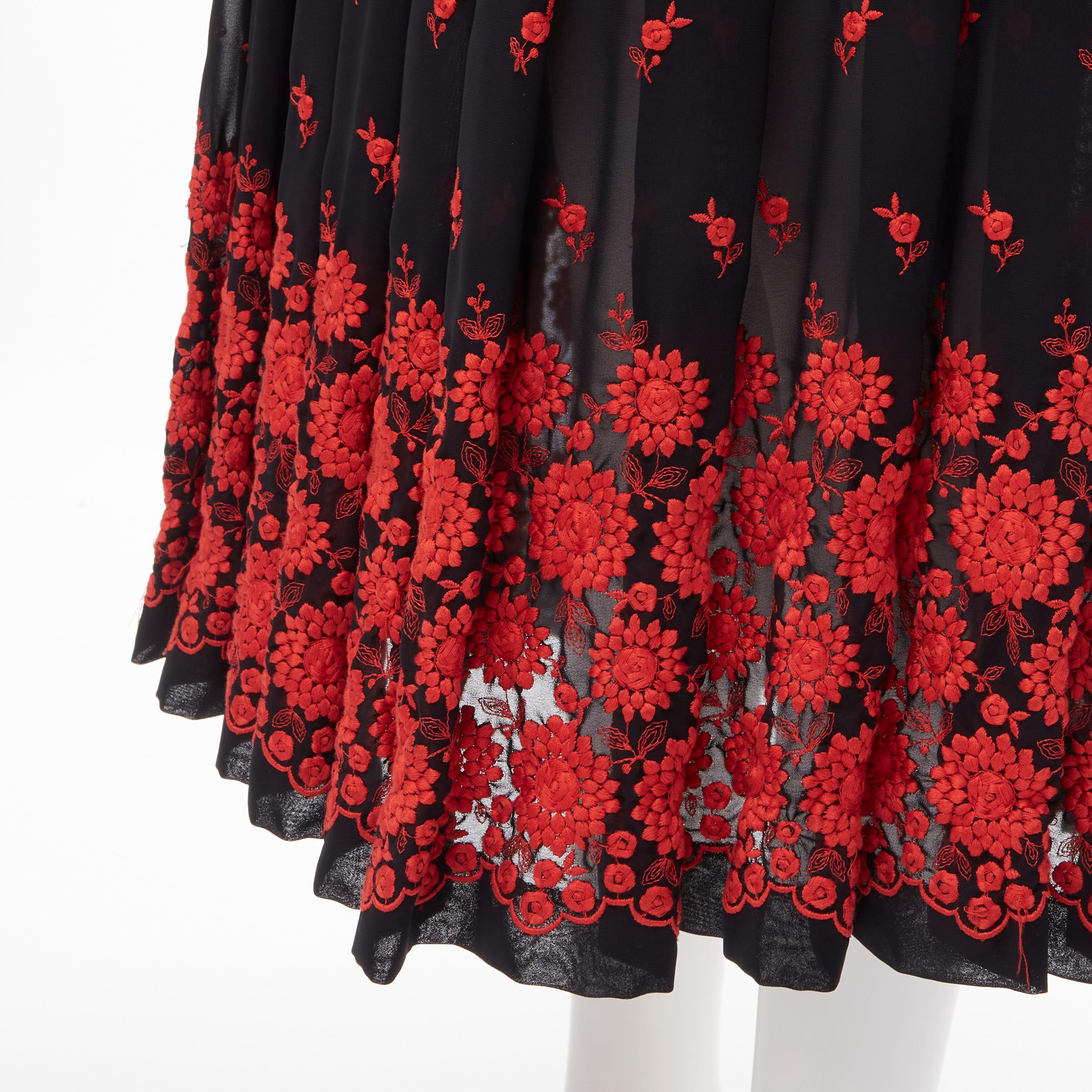 vintage COMME DES GARCONS 2001 black red floral embroidered peplum crin skirt M 
Reference: CRTI/A00349 
Brand: Comme Des Garcons 
Designer: Rei Kawakubo 
Collection: 2001 Runway 
Material: Polyester 
Color: Black 
Pattern: Floral 
Extra Detail: Tie