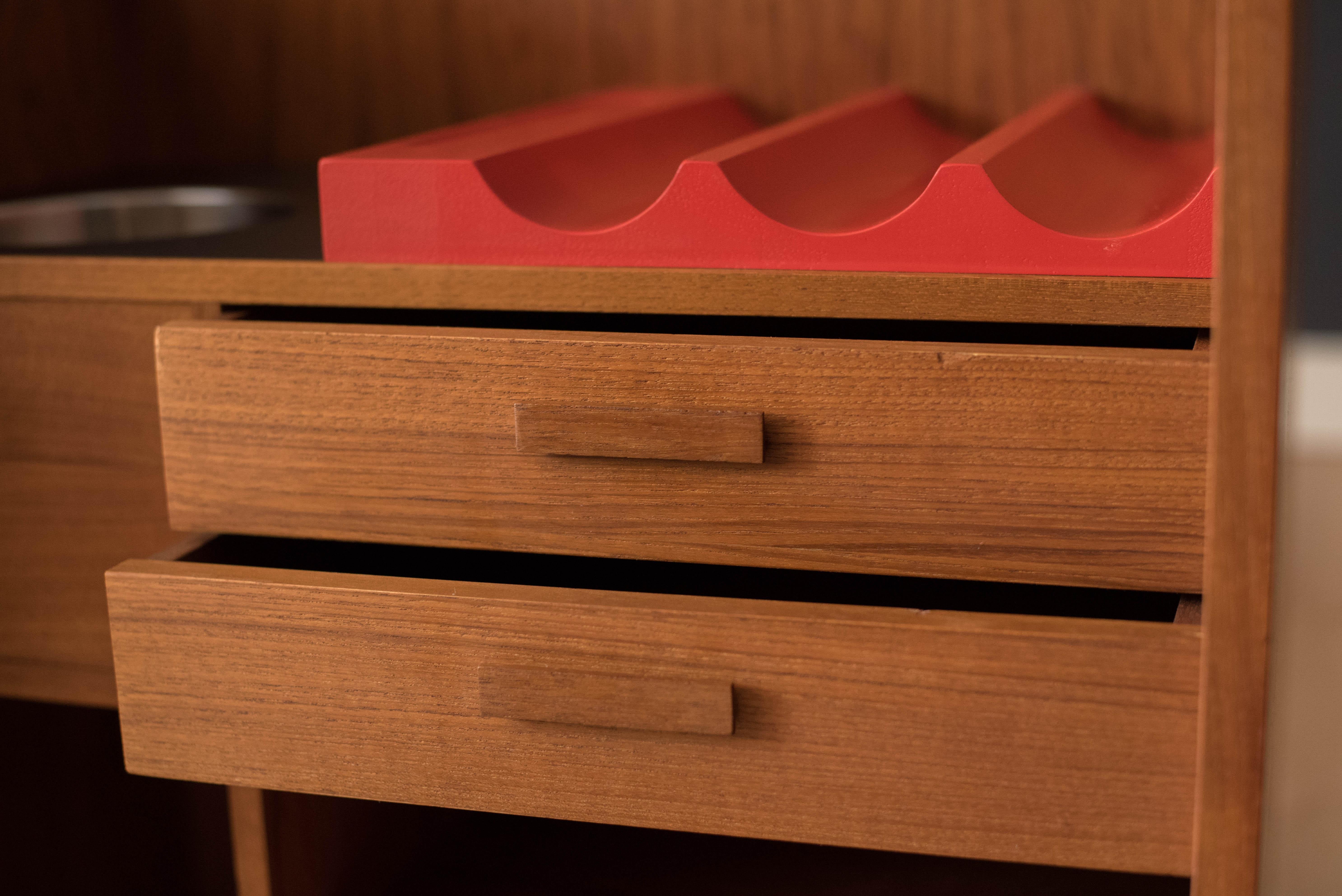 Mobile bar vintage compatto in teak danese espandibile di Dyrlund in vendita 11