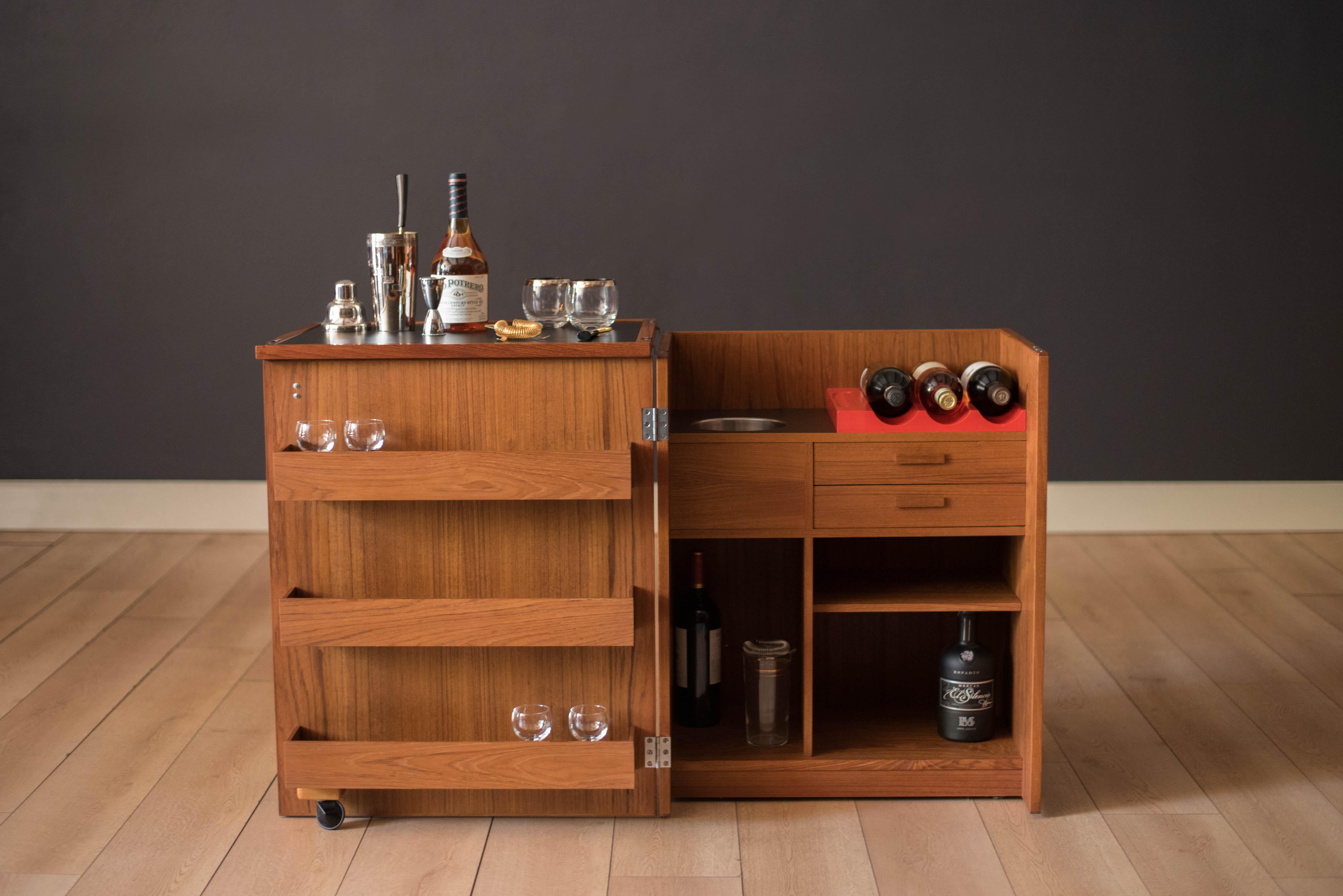 Danois Vieille armoire de bar compacte et extensible en teck danois par Dyrlund en vente