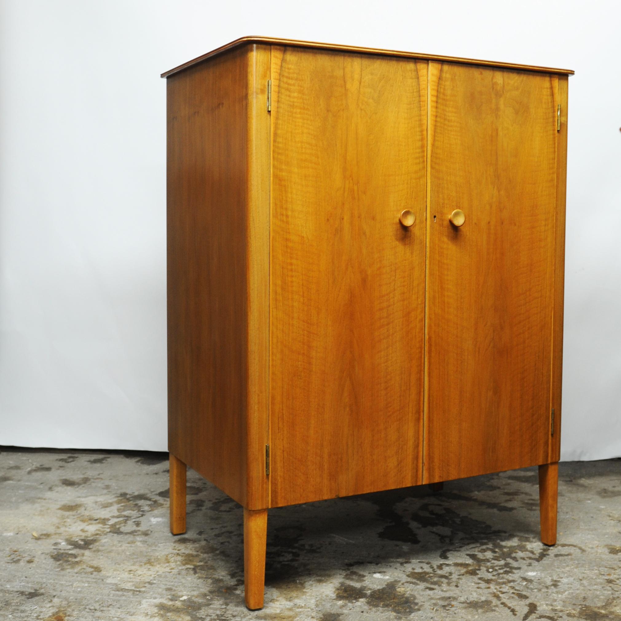 Vintage Compact Walnut Wardrobe by Gordon Russell, 1960s For Sale 4