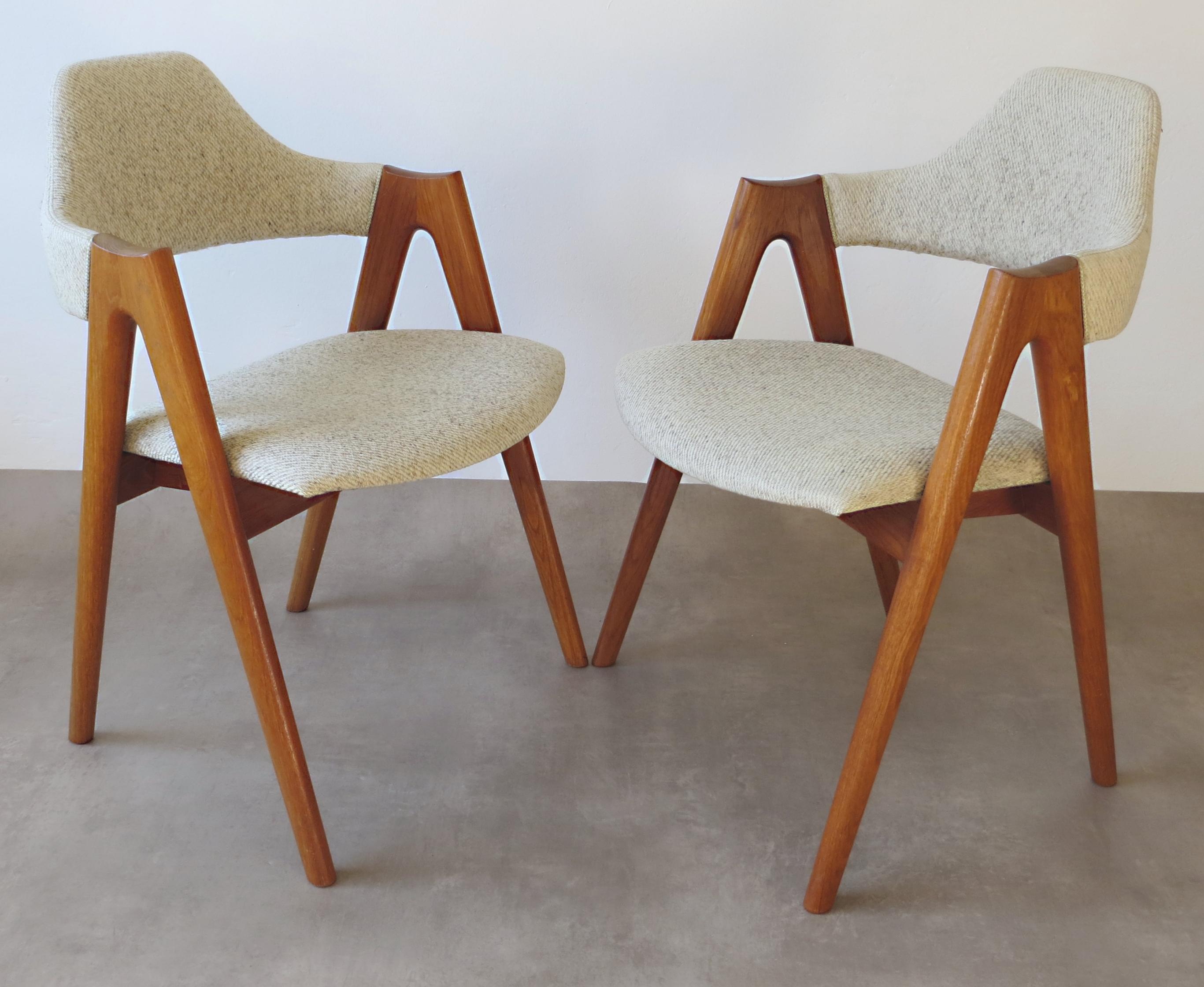 This offer is for one dining compass chairs.

+ Classic Danish Scandinavian Modern upholstered iconic chairs with frame in solid teakwood, well padded and with solid structure.
+ Original thick structure wool cover in fine, timeless and