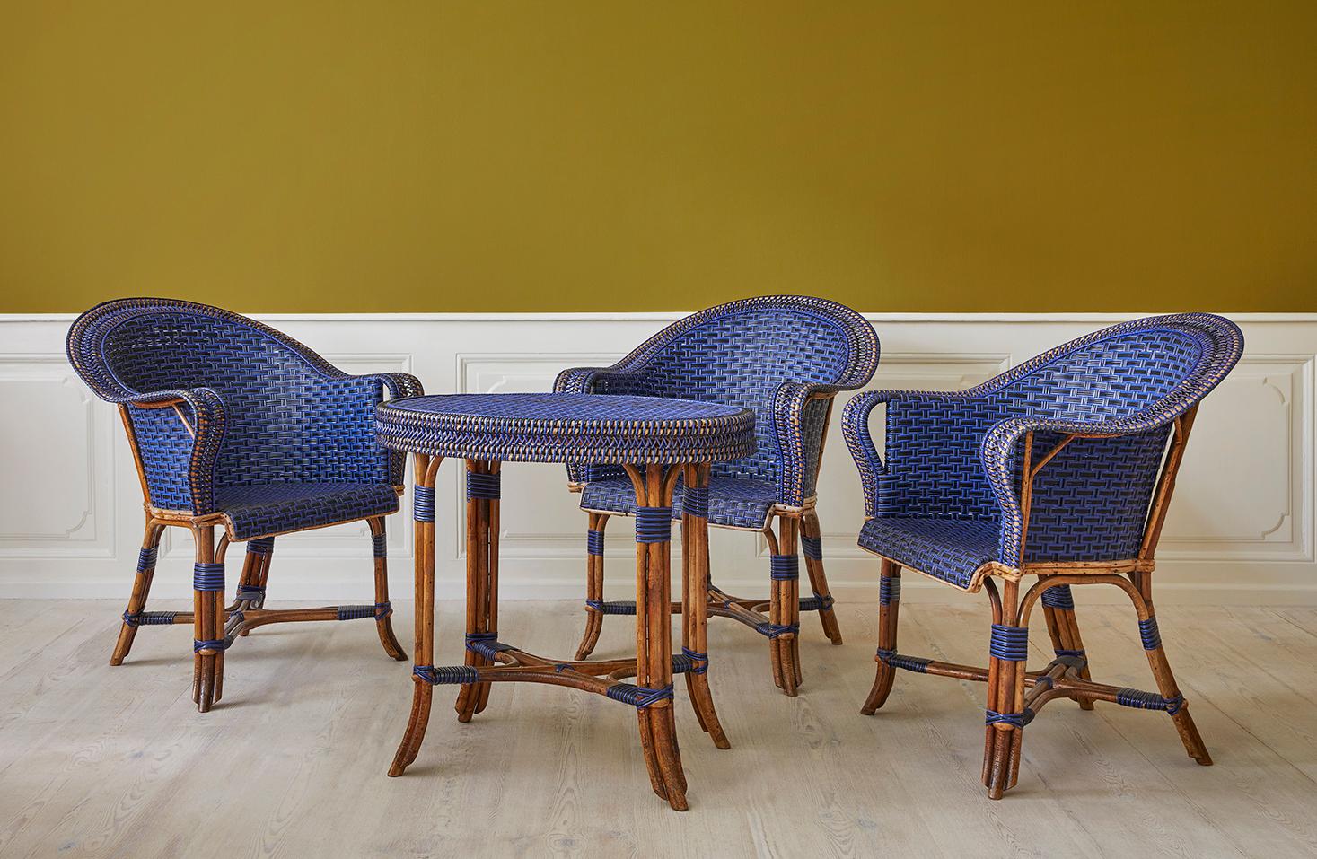 France, début du 20e siècle

Ensemble en rotin bleu et noir. Trois fauteuils et une table ovale.

Table L 75 x L 55 x H 70 cm

Chaise L 71 x P 62 x H 89 cm
