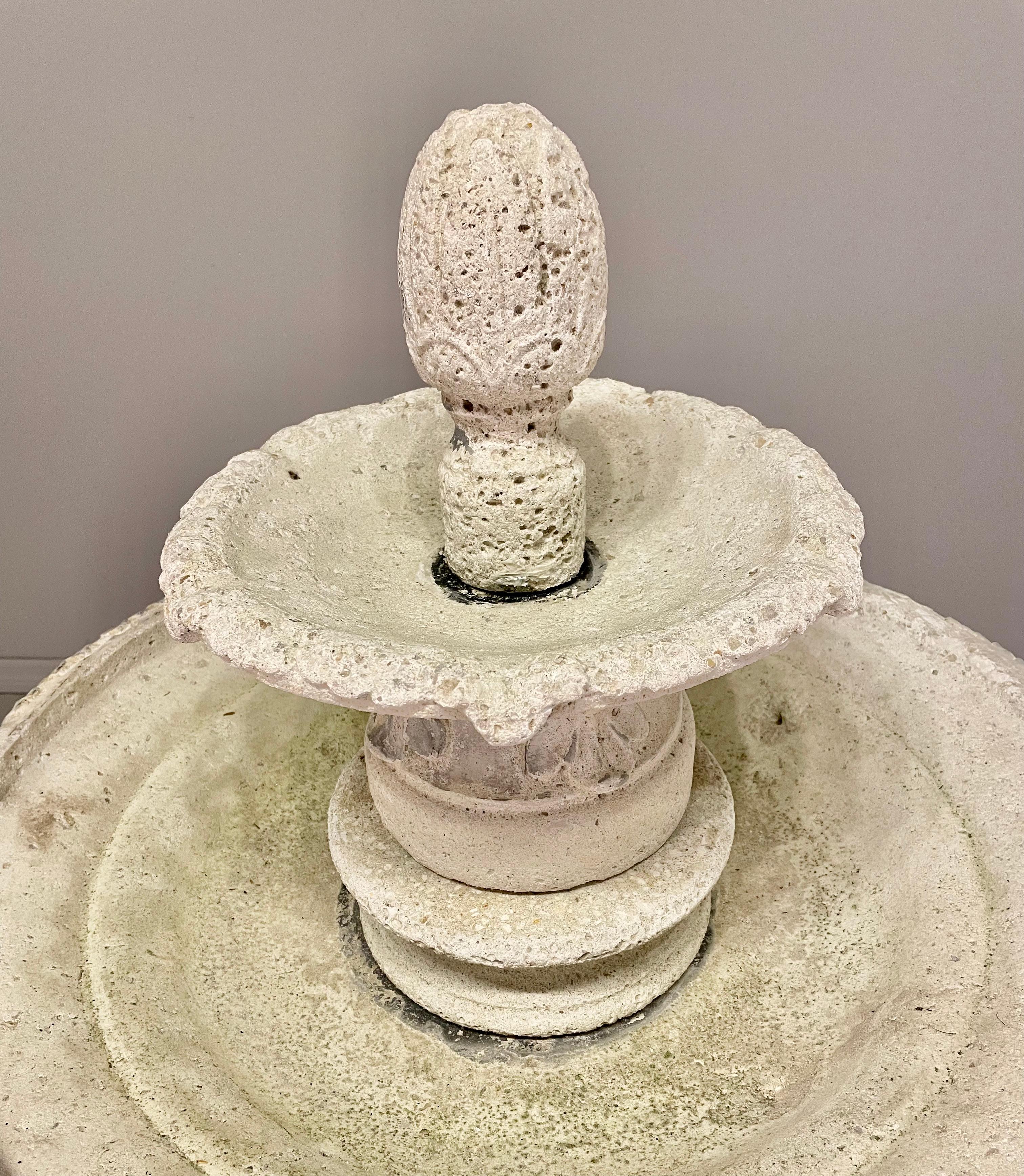 Fontaine de jardin vintage en pierre composite en vente 10
