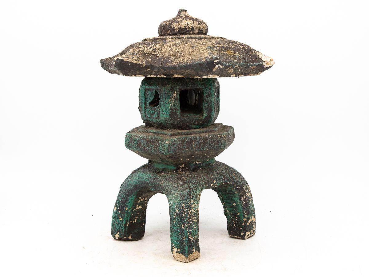 Lanterne pagode Yukimi vintage en pierre composite, années 1960 Bon état - En vente à South Salem, NY