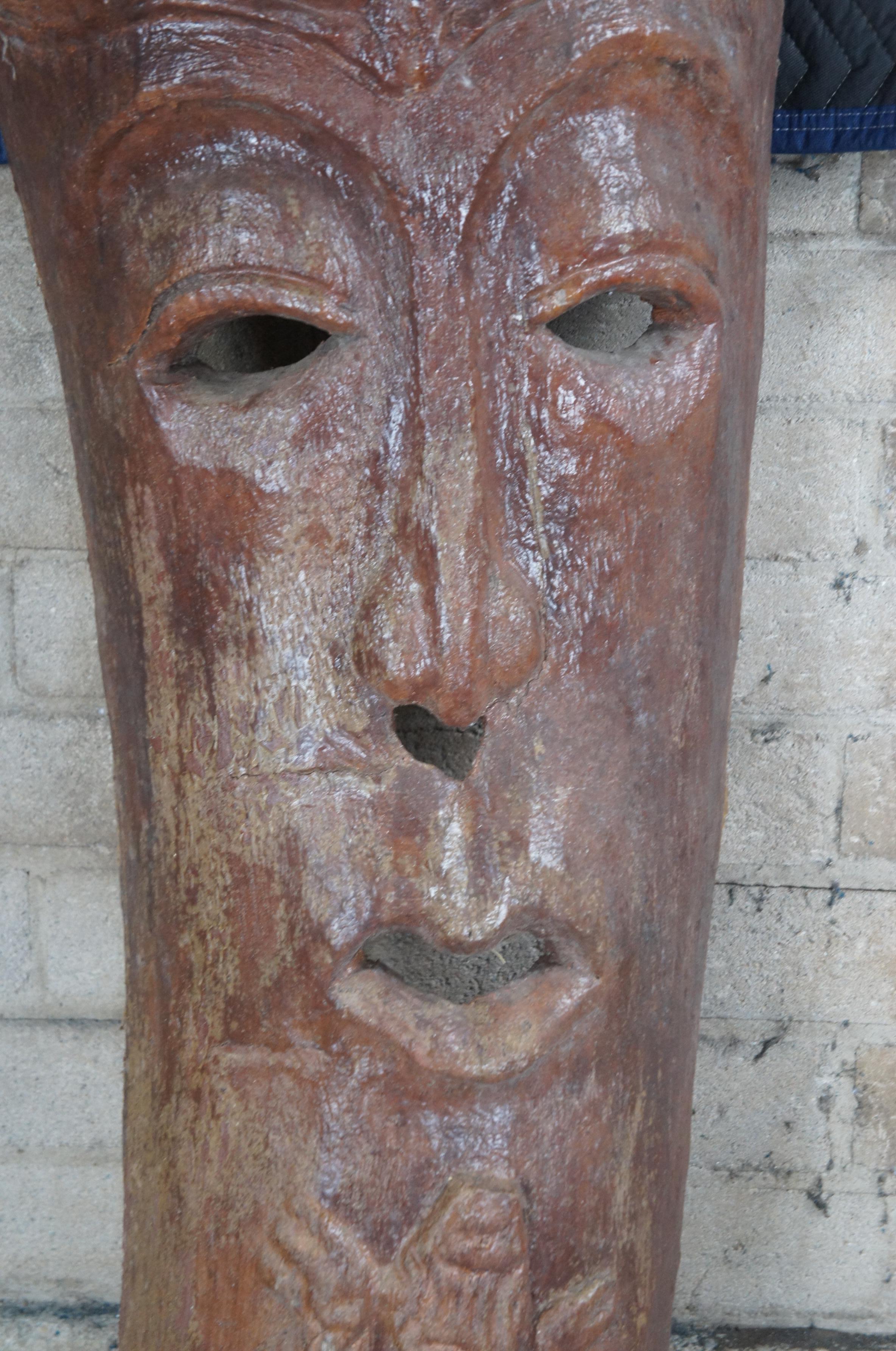 Composition Masque tribal vintage composite Tiki Hut Totem Garden Statue Bali polynésienne 203 cm en vente