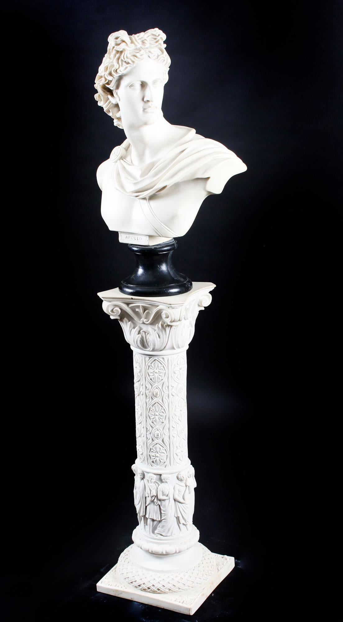 Un buste en marbre magnifiquement sculpté du célèbre dieu grec Apollo, sur son fabuleux piédestal décoratif d'origine, datant du milieu du 20e siècle.

L'attention portée aux détails dans l'ensemble de la pièce est inégalée et la figure est