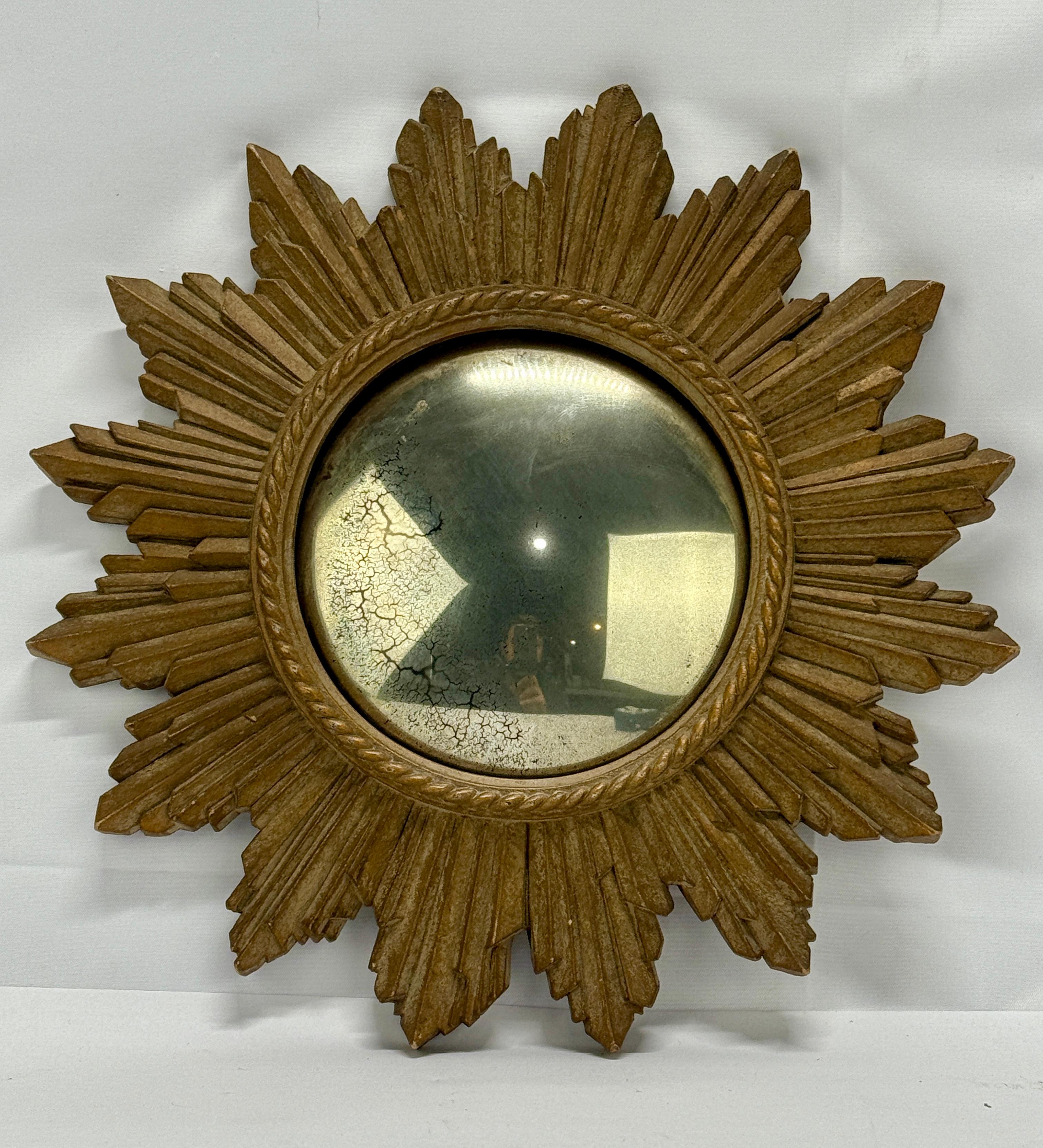 Espejo de pared convexo de mediados del siglo XX, con un espectacular marco de composición de rayos de sol, el centro circular provisto de una placa de espejo convexa abovedada, rodeada de un borde moldeado de cuerda torcida y una corona de rayos en