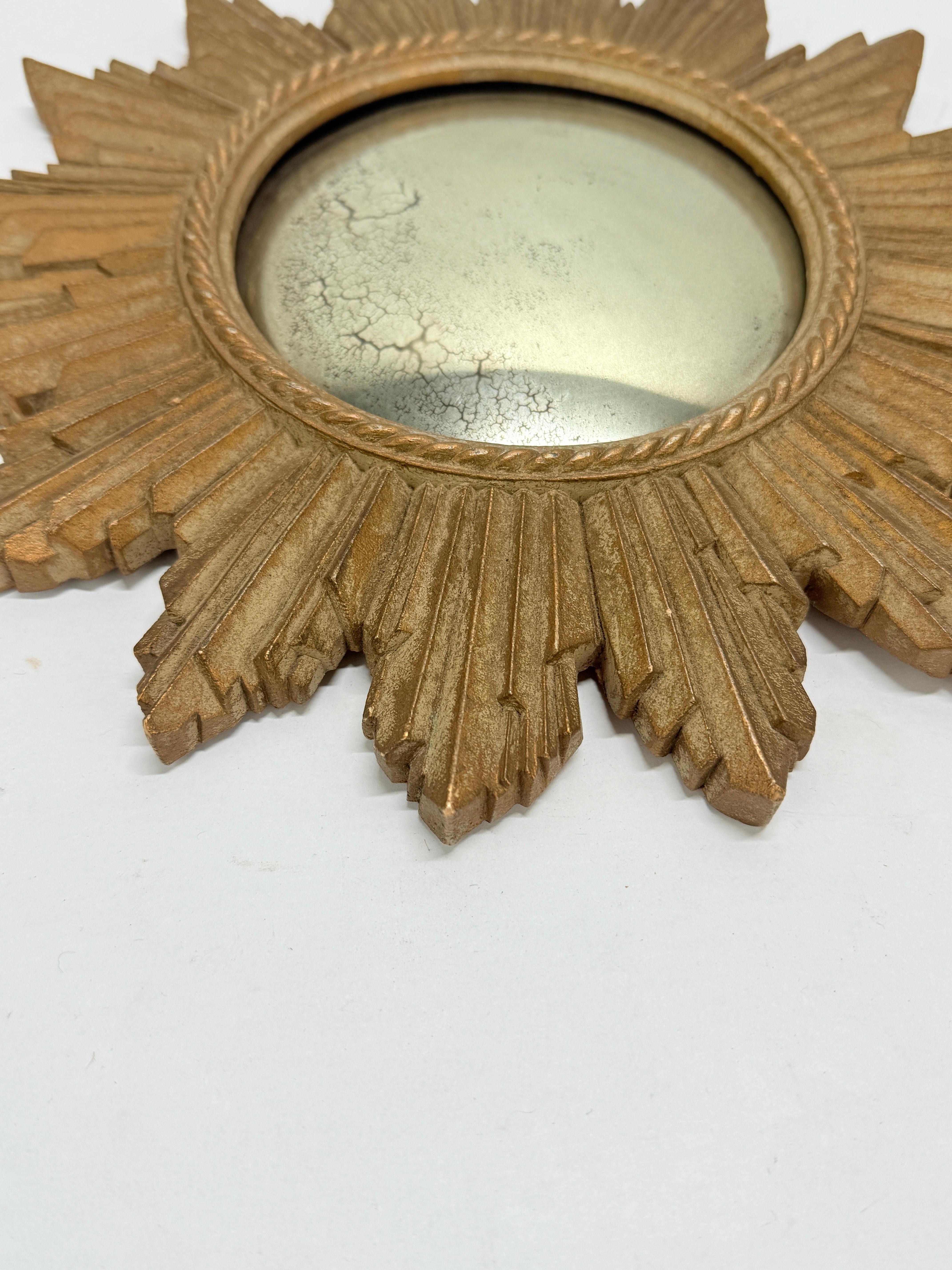 Espejo de Composición Vintage Sunburst con Placa Convexa Desgastada siglo XX en venta