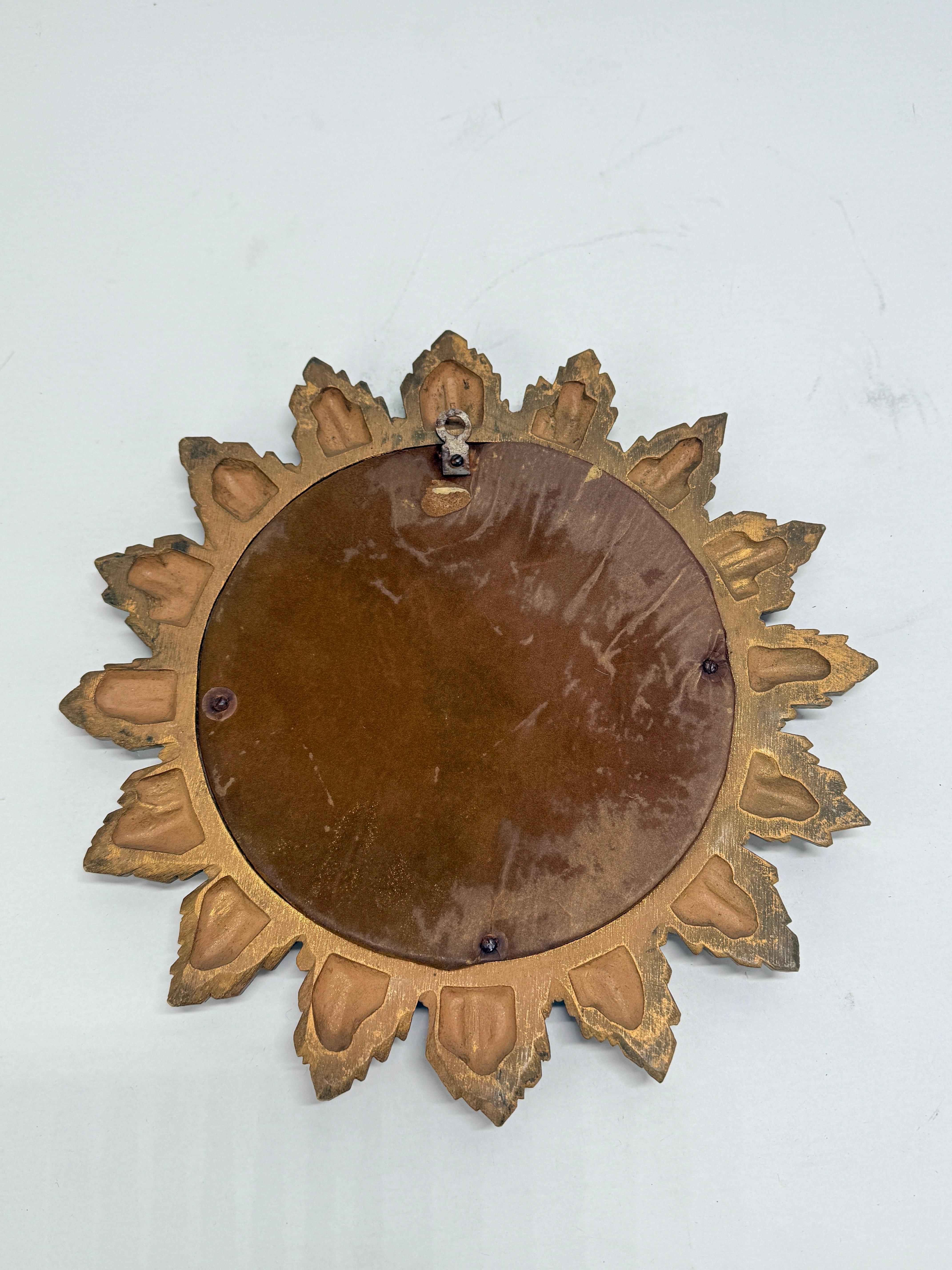 Espejo de Composición Vintage Sunburst con Placa Convexa Desgastada en venta 1