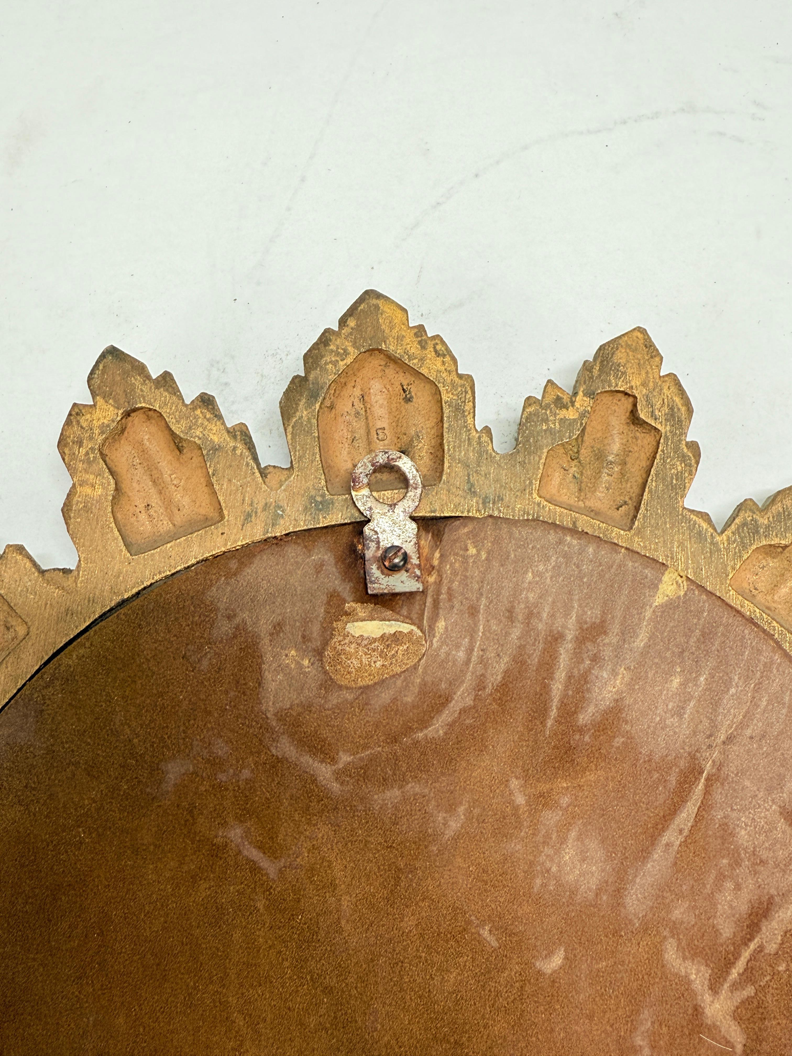 Espejo de Composición Vintage Sunburst con Placa Convexa Desgastada en venta 2