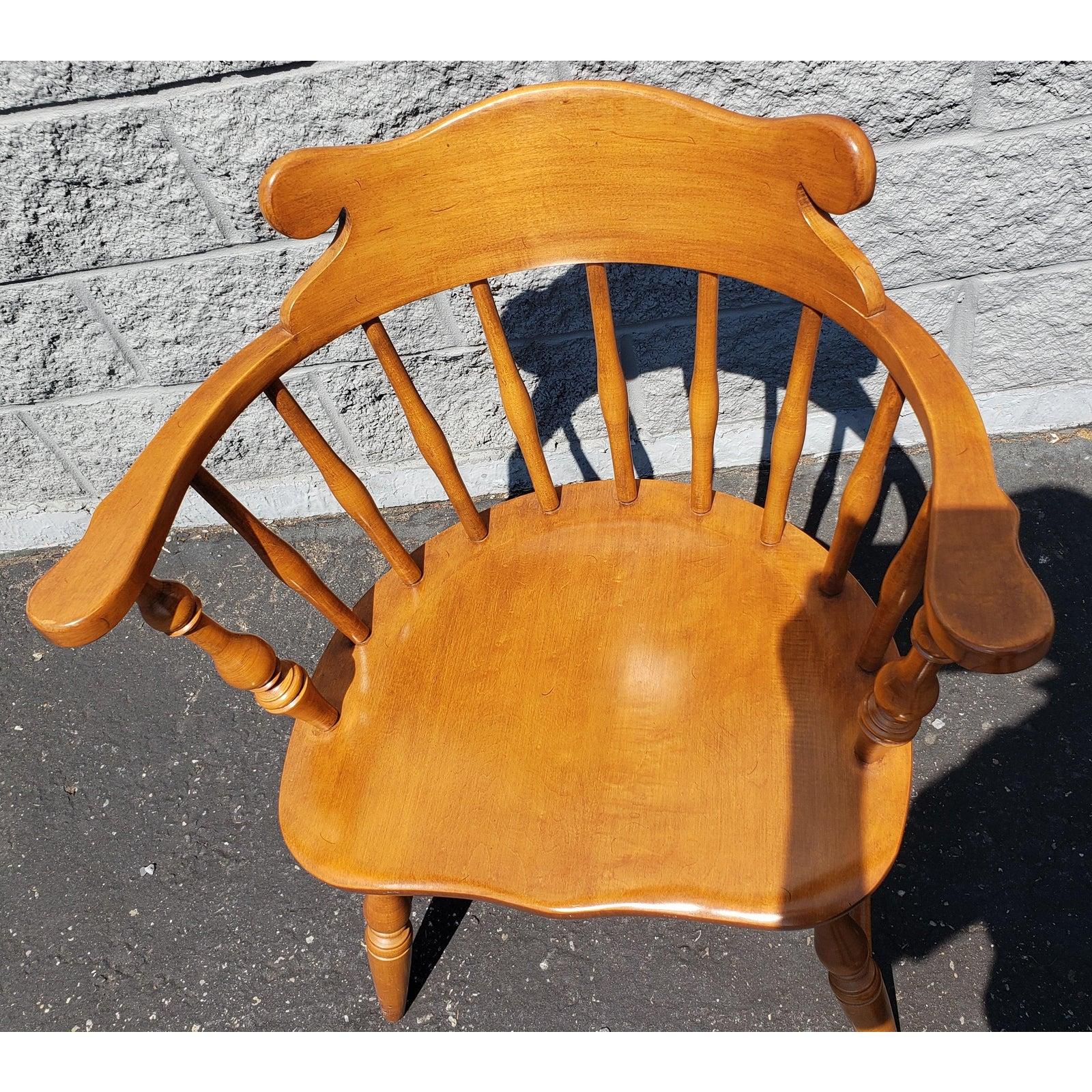 1970er Conant Ball Windsor-Stühle mit niedriger Rückenlehne. Konstruktion aus massivem Ahornholz. Ausgezeichneter Zustand.
Niedrige Rückenlehne und Bogenlehne mit Spindeln.
Die Maße sind 25,25