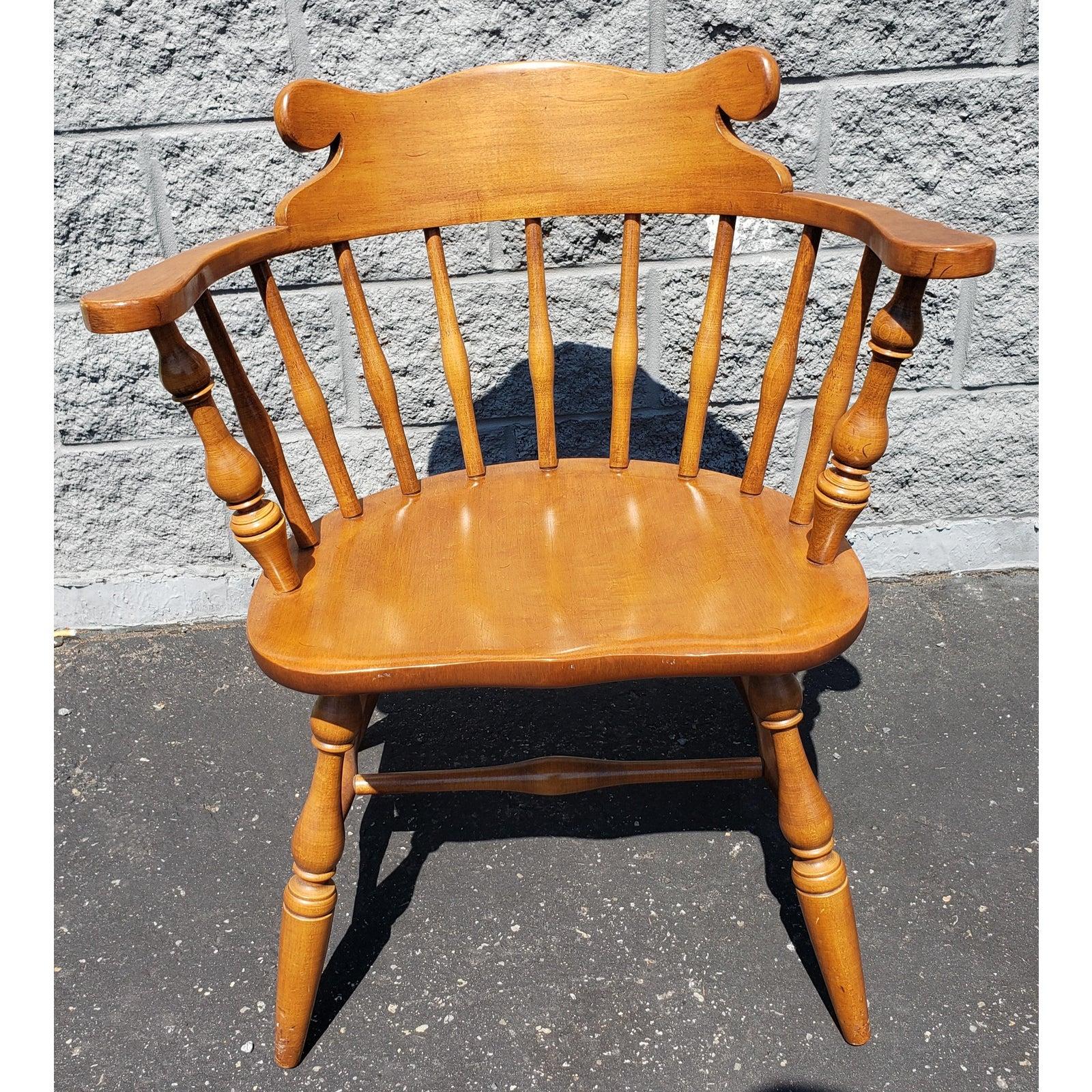 Appliqué Vintage Conant Ball Low Back Bow Back Maple Windsor Spindle Chair en vente