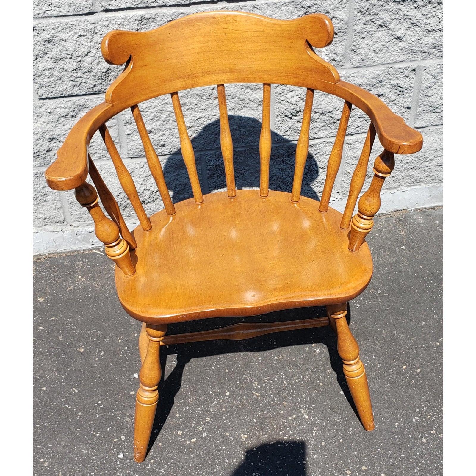 Vintage Conant Ball Low Back Bow Back Maple Windsor Spindle Chair In Good Condition For Sale In Germantown, MD