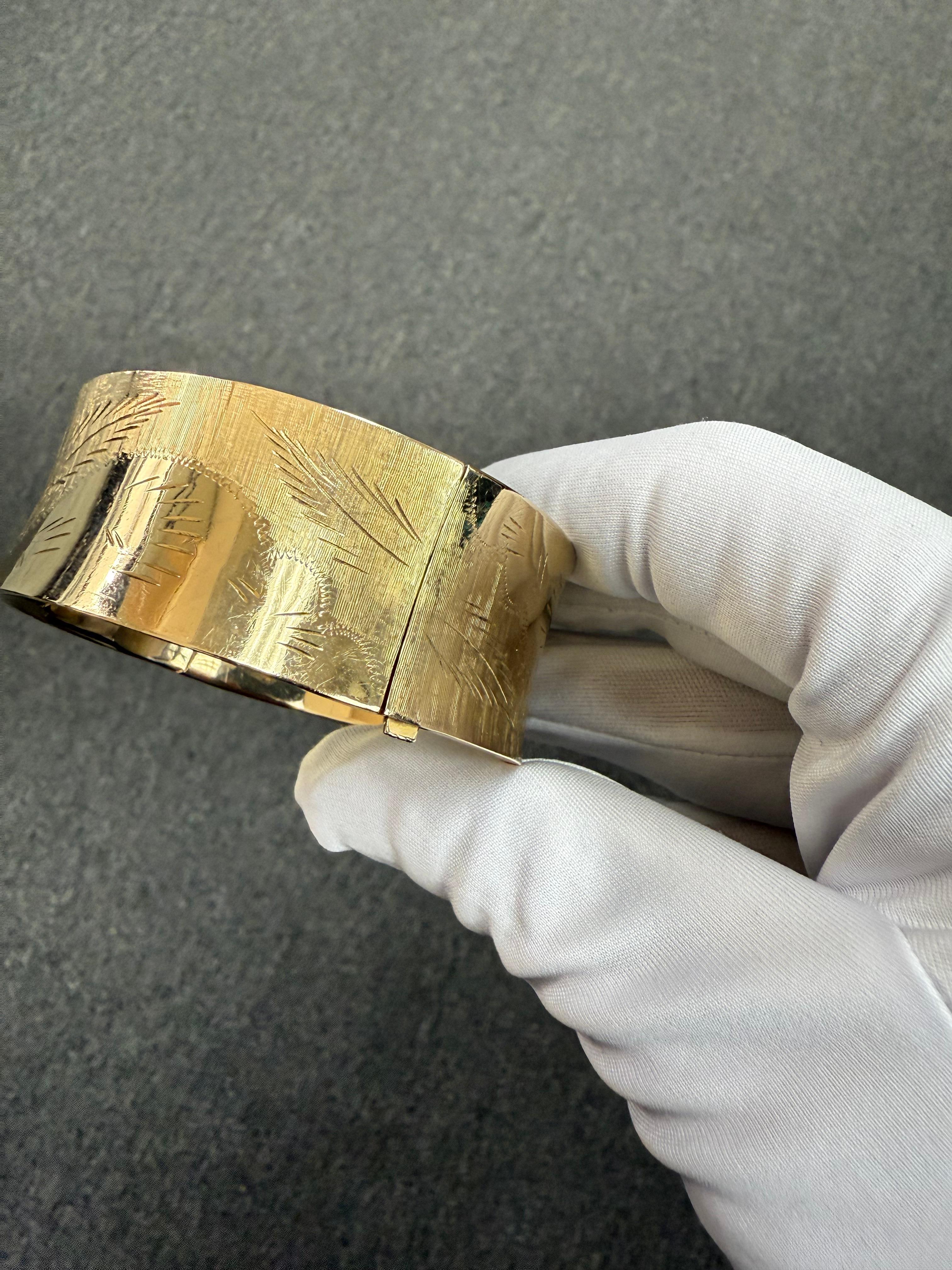 Vintage Concave Very Wide Engraved 14k Yellow Gold Bangle Bracelet en vente 5