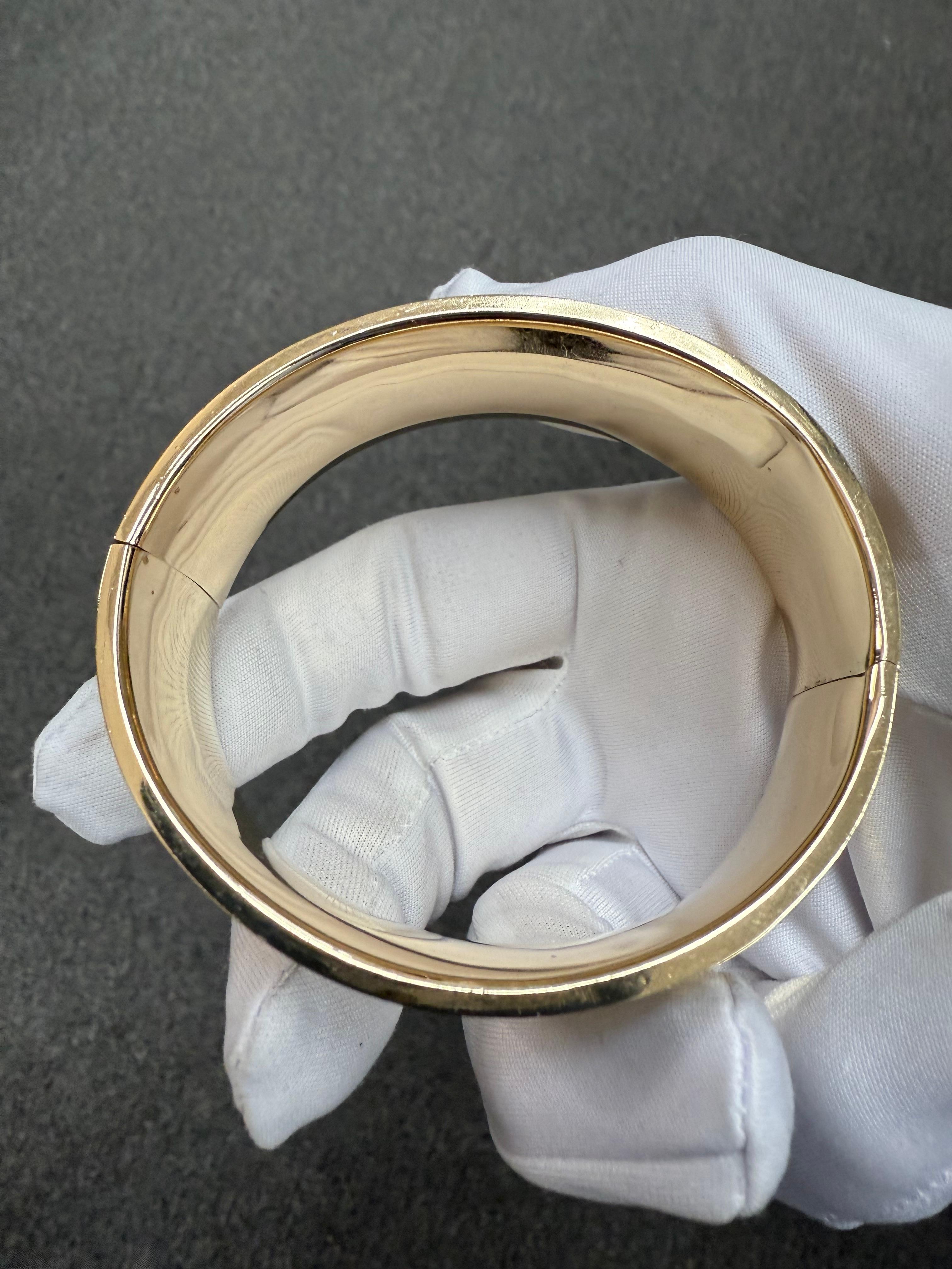 Vintage Concave Very Wide Engraved 14k Yellow Gold Bangle Bracelet en vente 7