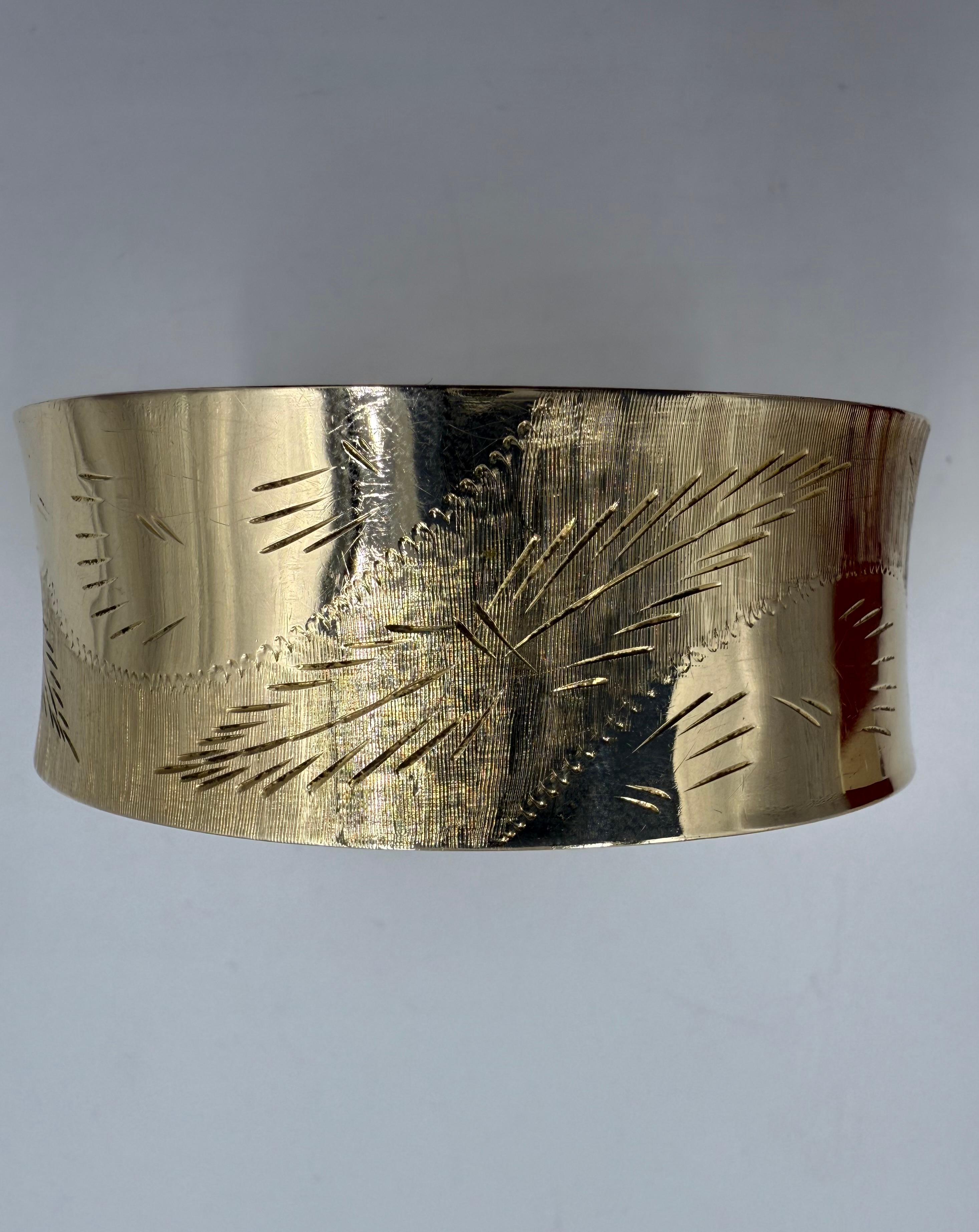 Vintage Concave Very Wide Engraved 14k Yellow Gold Bangle Bracelet en vente 10