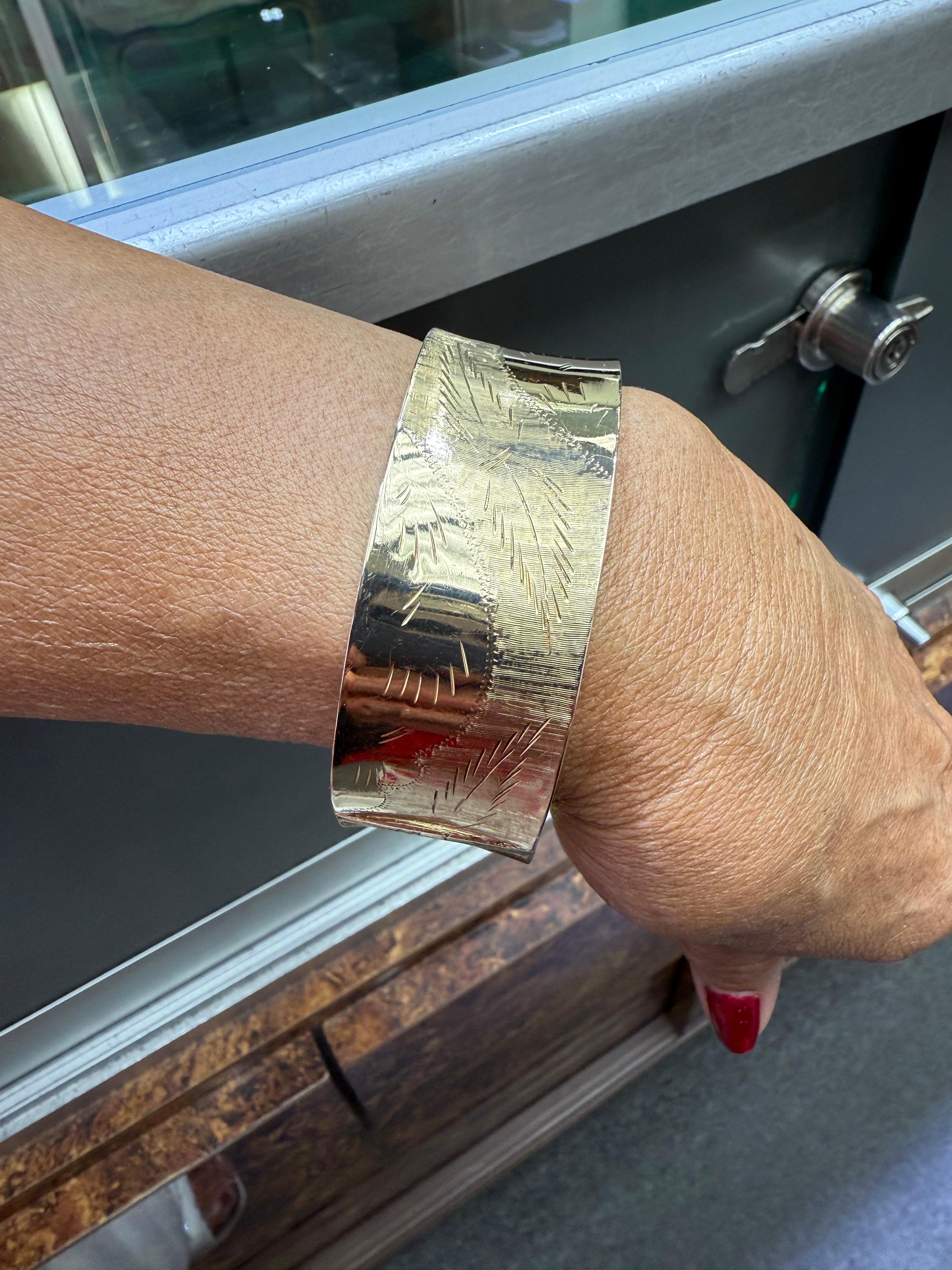 Moderne Vintage Concave Very Wide Engraved 14k Yellow Gold Bangle Bracelet en vente