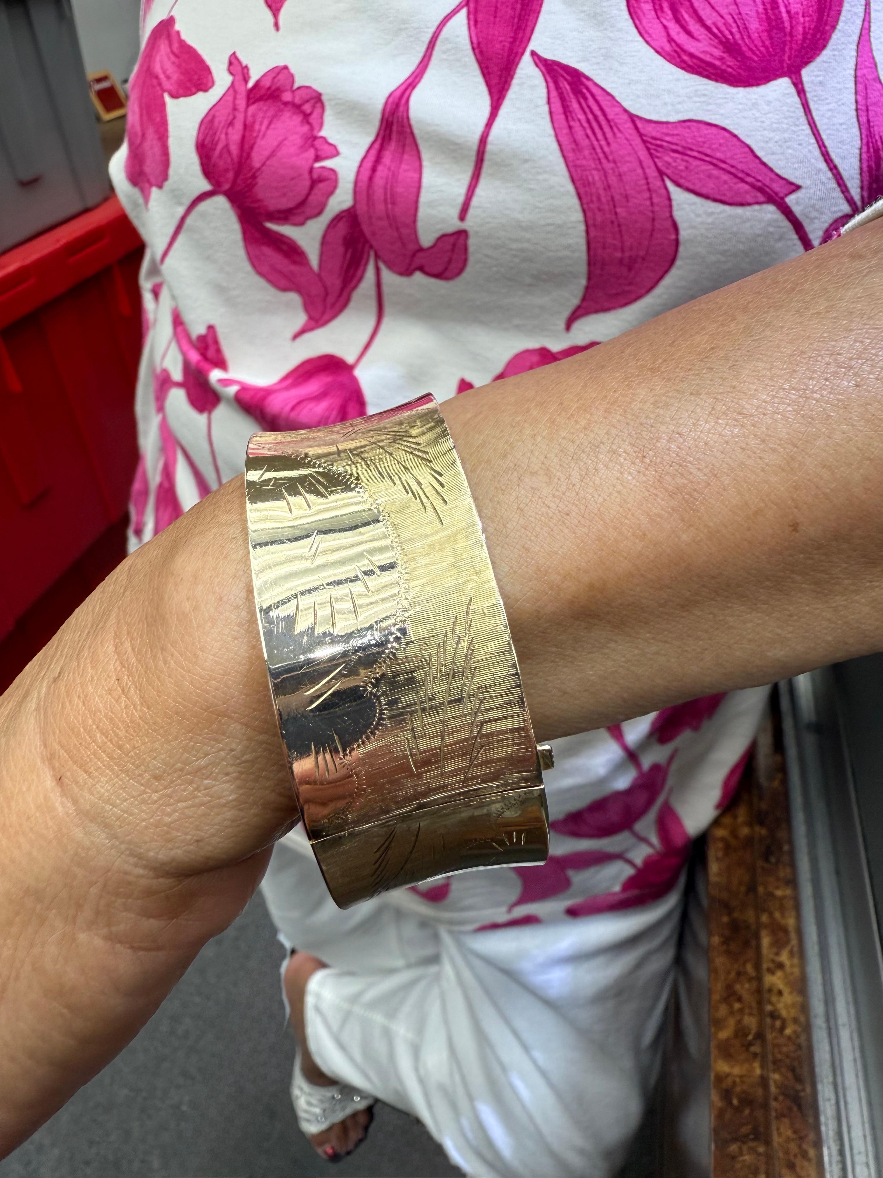 Vintage Concave Very Wide Engraved 14k Yellow Gold Bangle Bracelet Bon état - En vente à Los Angeles, CA