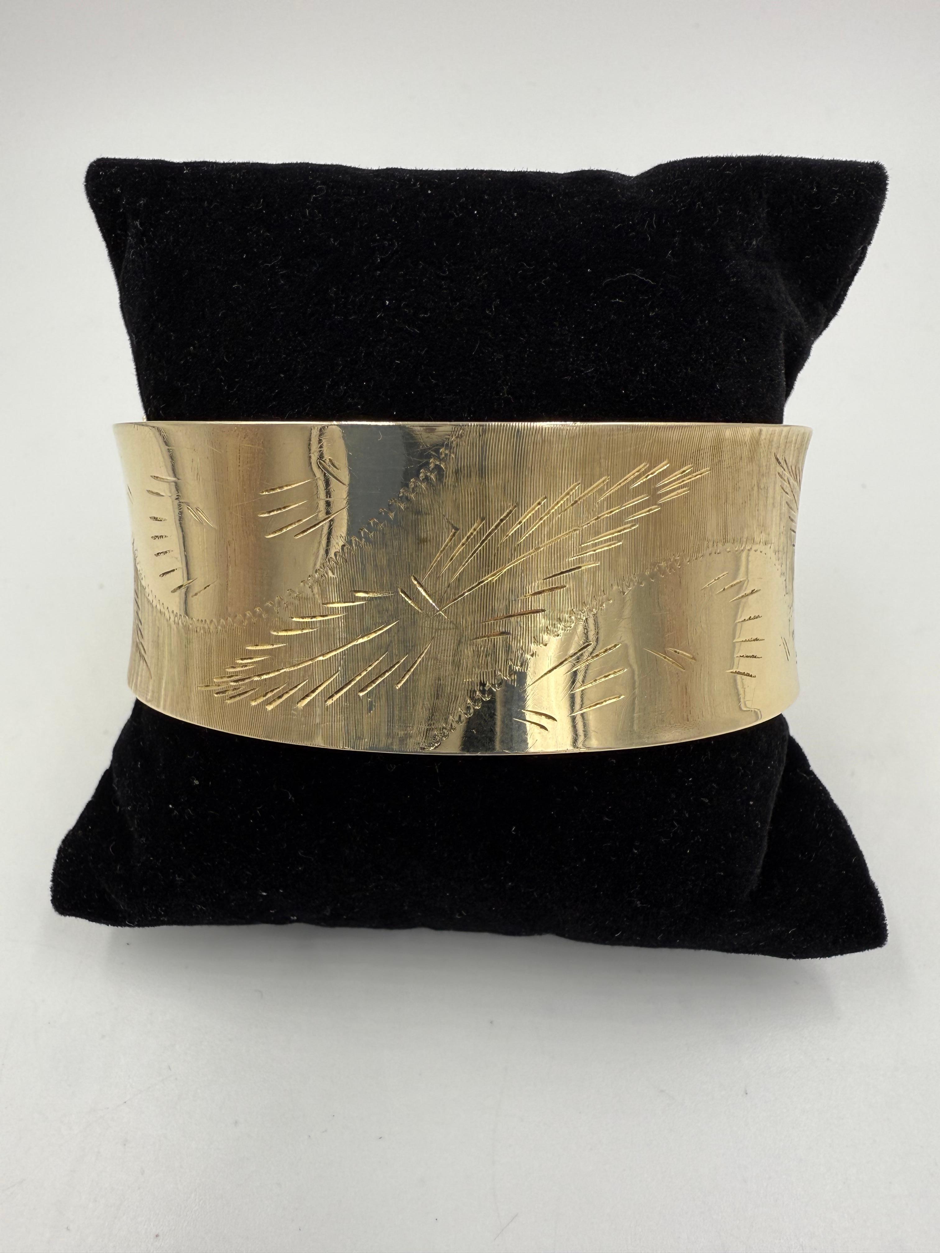 Vintage Concave Very Wide Engraved 14k Yellow Gold Bangle Bracelet Unisexe en vente