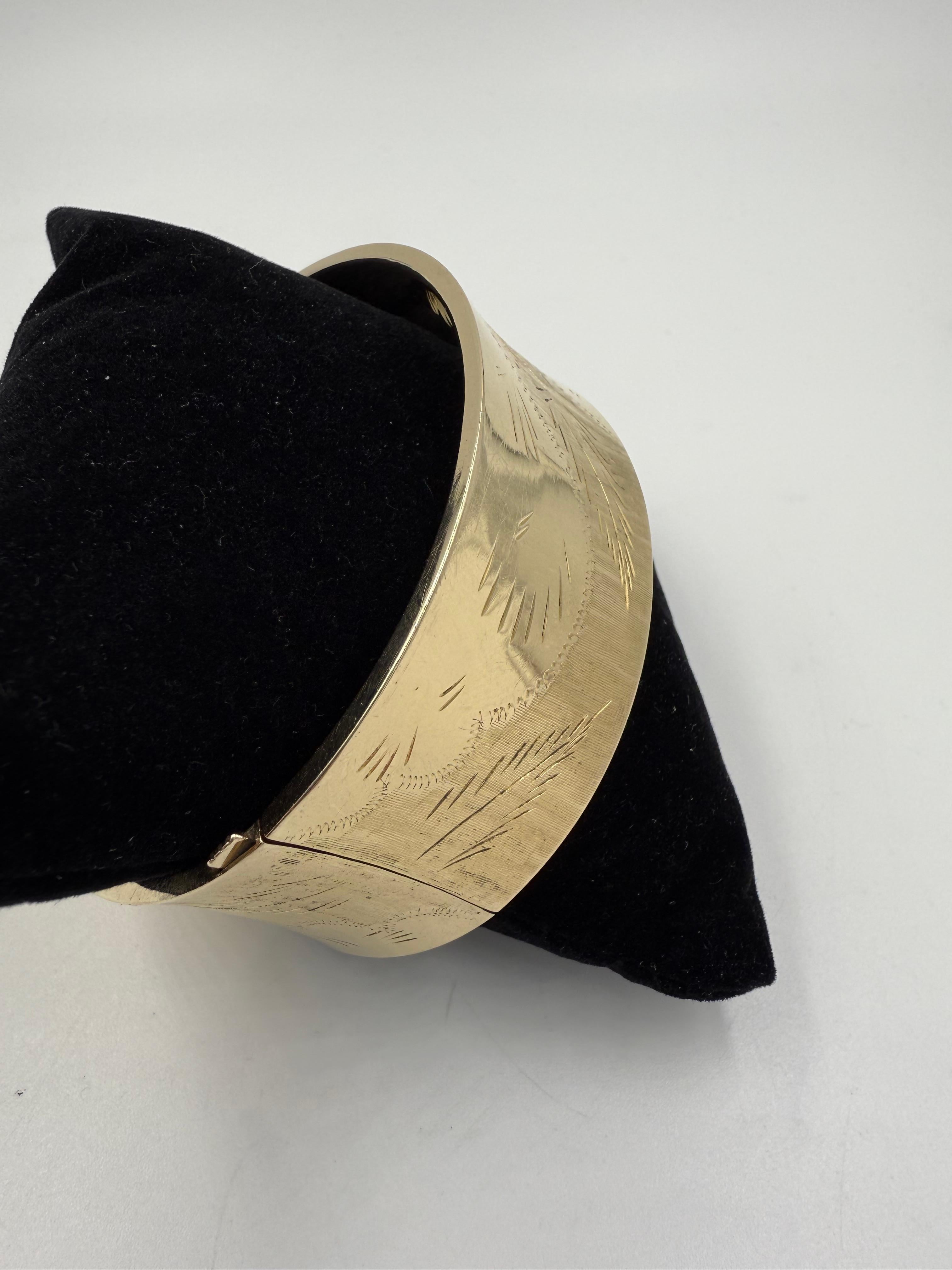 Vintage Concave Very Wide Engraved 14k Yellow Gold Bangle Bracelet en vente 2