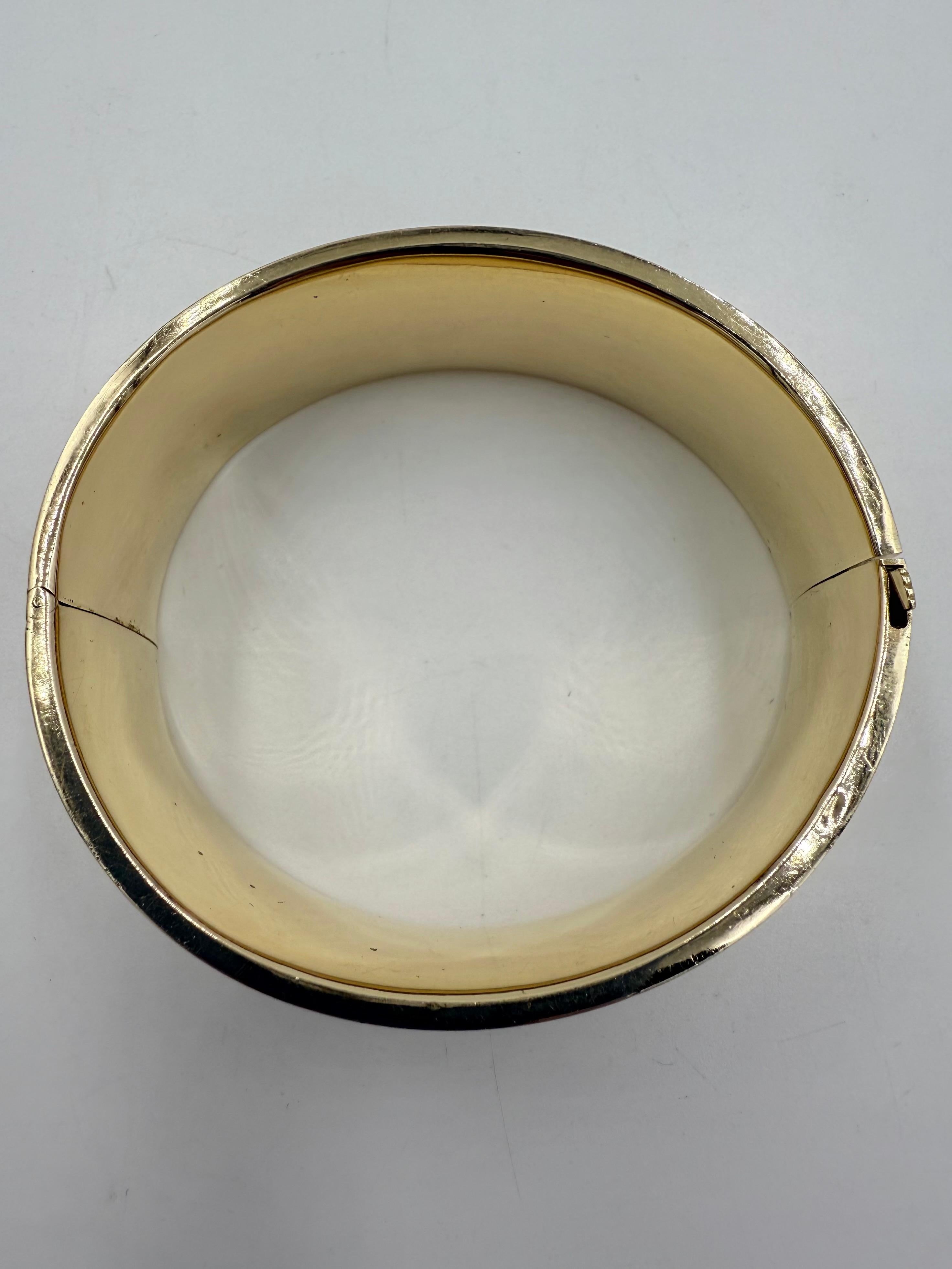 Vintage Concave Very Wide Engraved 14k Yellow Gold Bangle Bracelet en vente 3