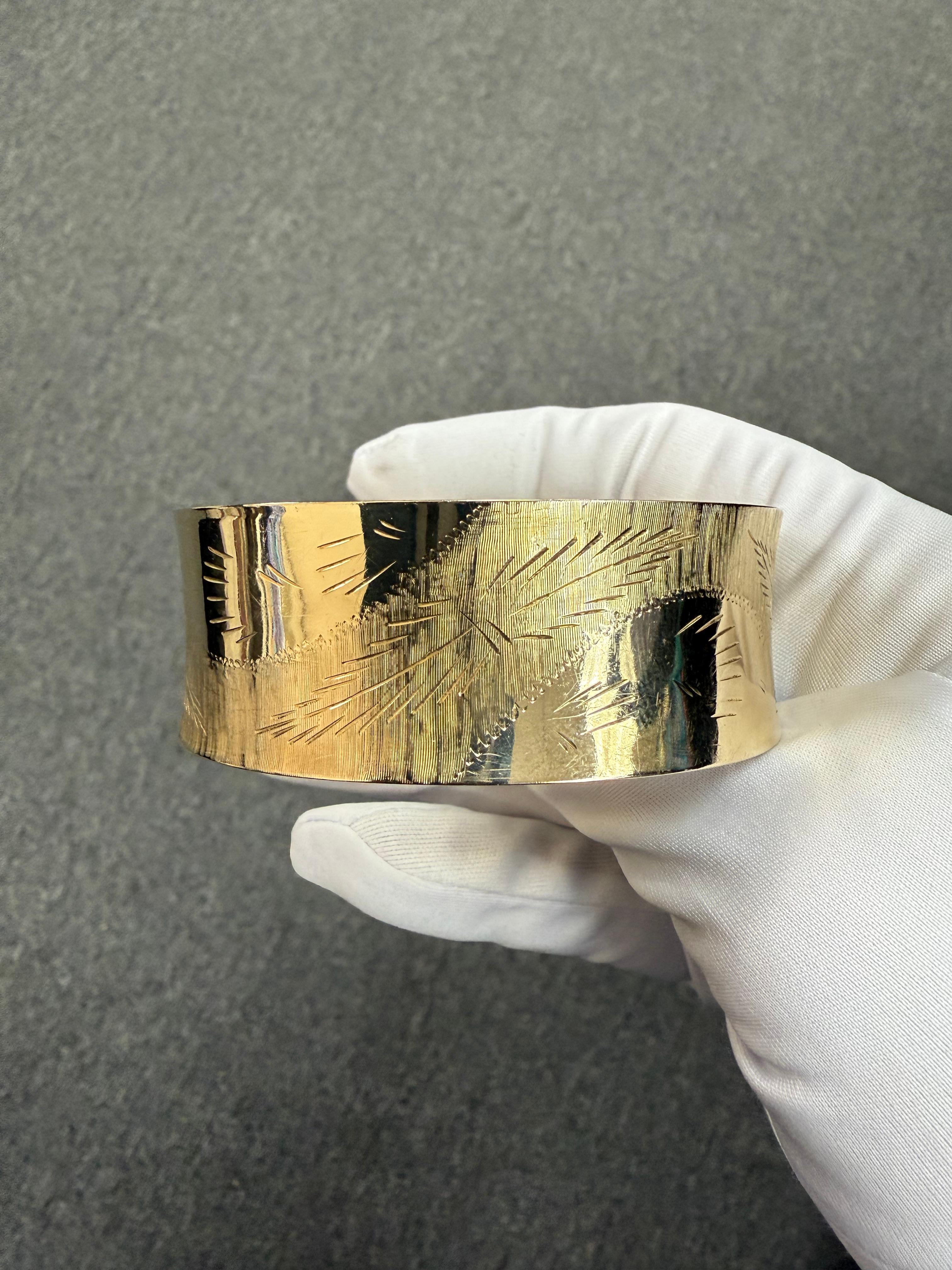 Vintage Concave Very Wide Engraved 14k Yellow Gold Bangle Bracelet en vente 4