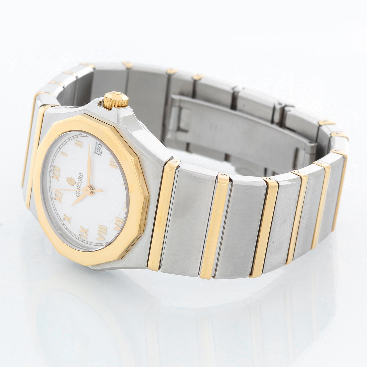 Vintage Concord Mariner Ladies Watch - Quartz. Acier inoxydable avec lunette en or jaune (27 mm). Cadran blanc avec chiffres romains en relief. Bracelet deux tons ; convient à un poignet de 6 pouces. usagé avec boîte personnalisée.