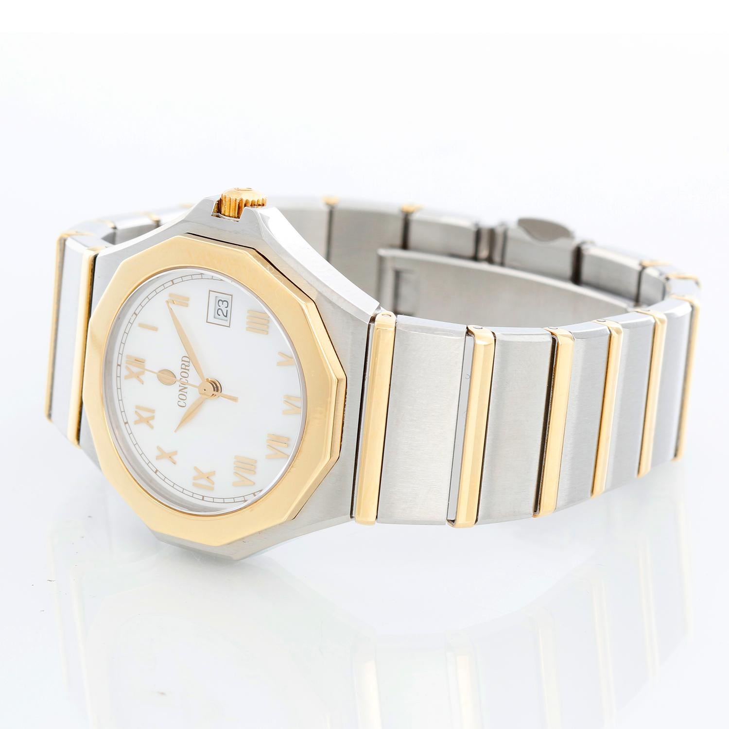 Orologio vintage Concord Mariner Midsize - Quarzo. Acciaio inossidabile con lunetta in oro giallo (29 mm). Quadrante bianco con numeri romani in rilievo. Bracciale bicolore; si adatta a un polso fino a 6 pollici. usato con scatola personalizzata.