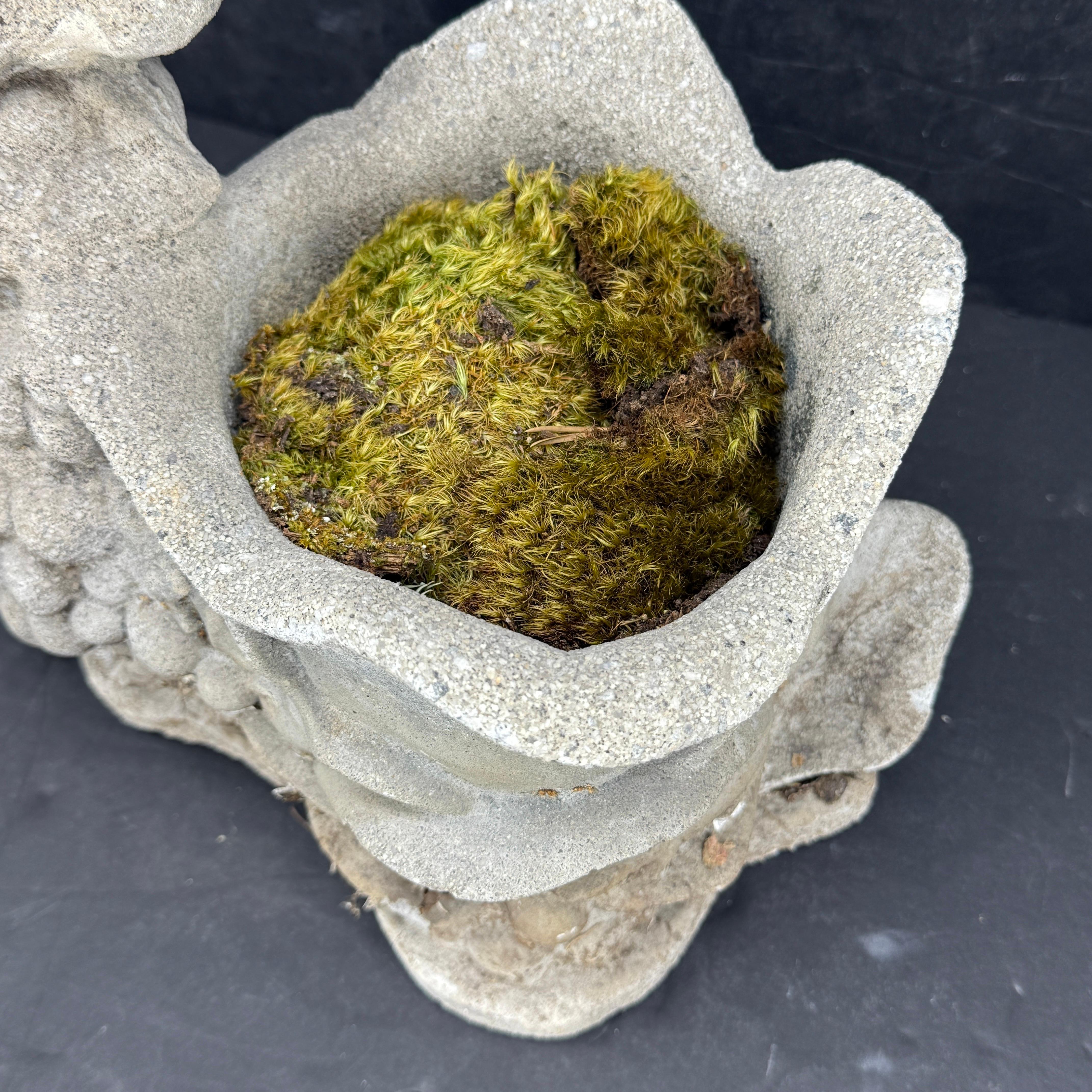 Vaso in cemento vintage con coniglietto con cesto per giardino in vendita 6