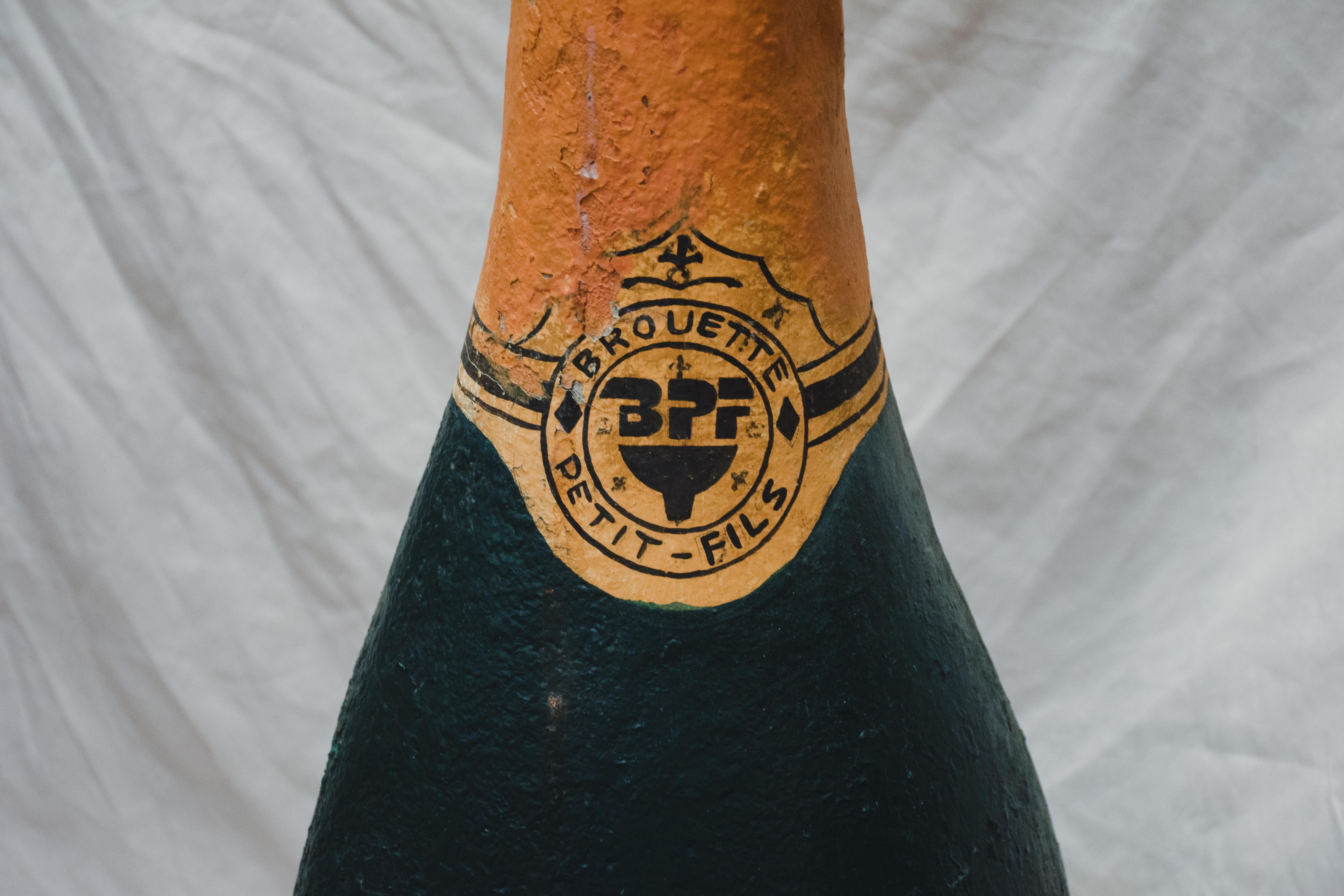 Béton Bouteille de champagne vintage en béton en vente