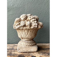 Escultura vintage de una cesta de frutas de hormigón