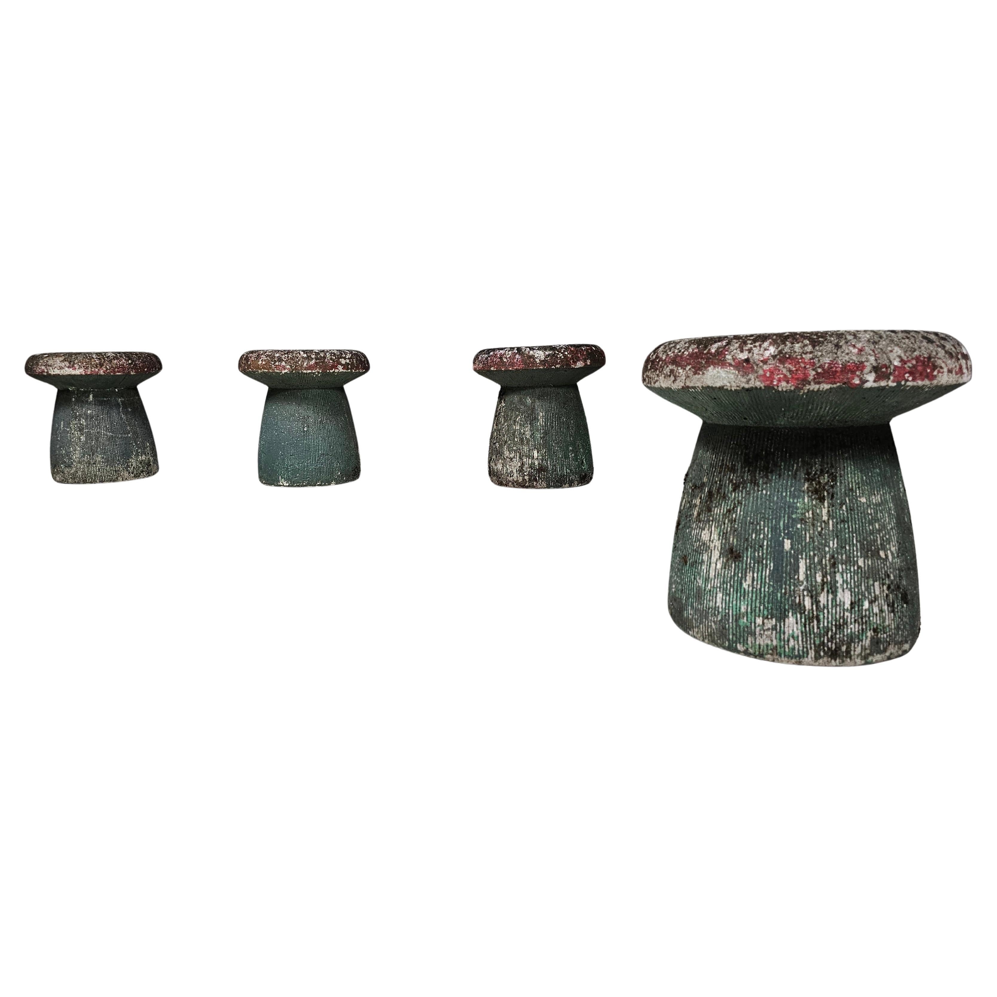 Pilzhocker aus Beton, Frankreich,  1960s. Mit ihrer natürlich verwitterten Patina und den sanften Spuren von verblichenem Grün und Rot verleihen sie jedem Außenbereich ein Gefühl von Geschichte und Eleganz.

Jedes Stück erinnert an die