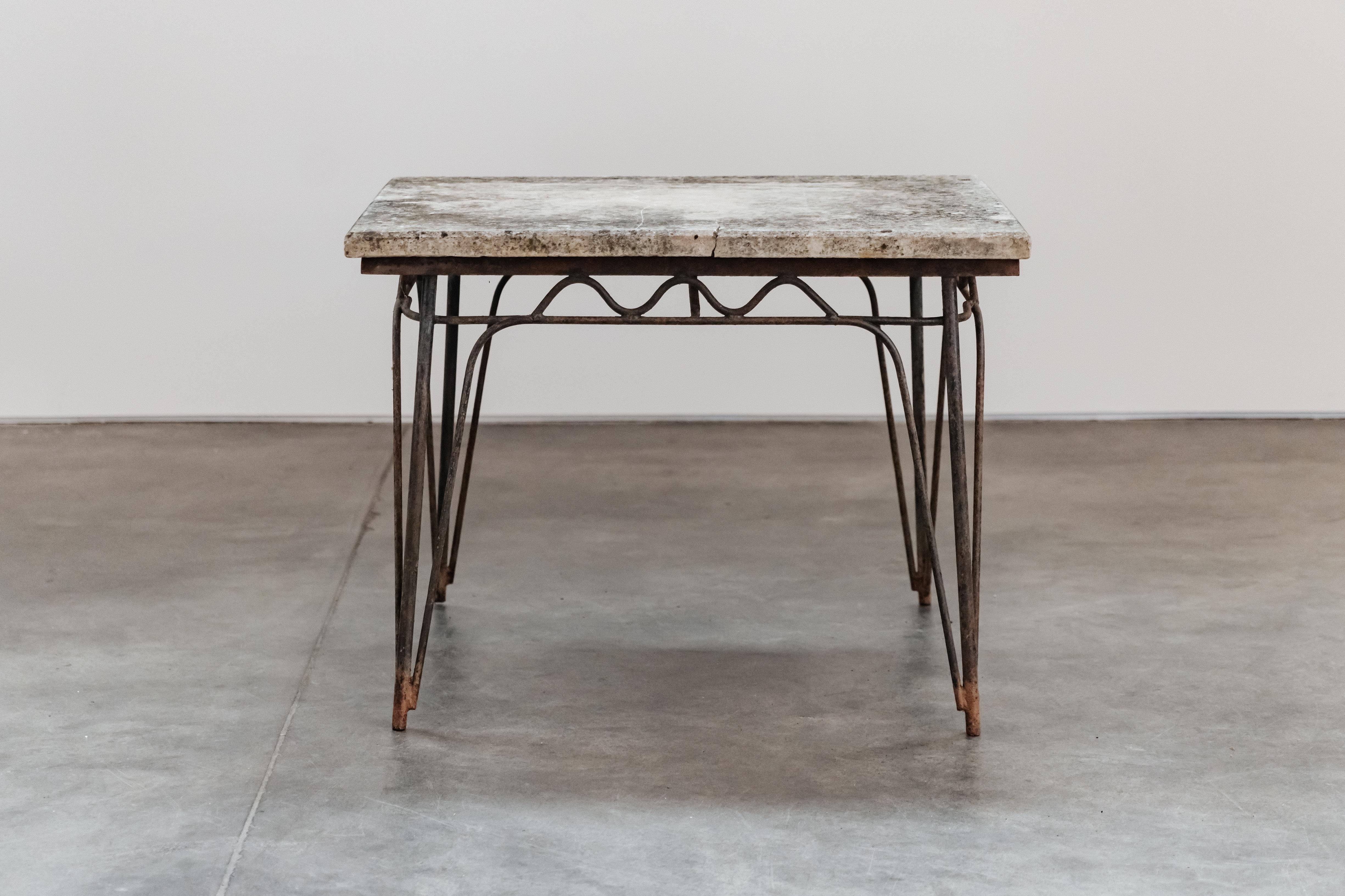 Tavolo da giardino in pietra vintage proveniente dalla Francia, circa 1940.  Piano in cemento massiccio con base in ferro.  Fantastica patina originale e uso.