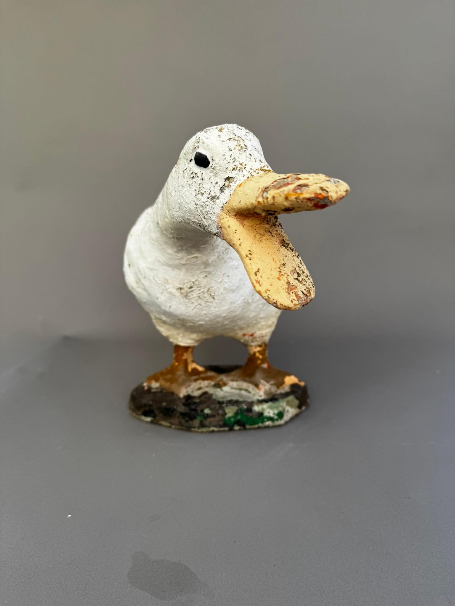 Rustico Fermaporta d'epoca in cemento - Scultura dipinta a mano di un'oca che gracchia in vendita