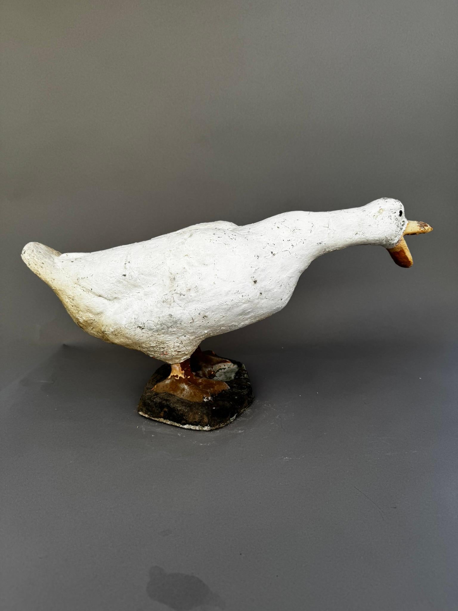 Americano Fermaporta d'epoca in cemento - Scultura dipinta a mano di un'oca che gracchia in vendita