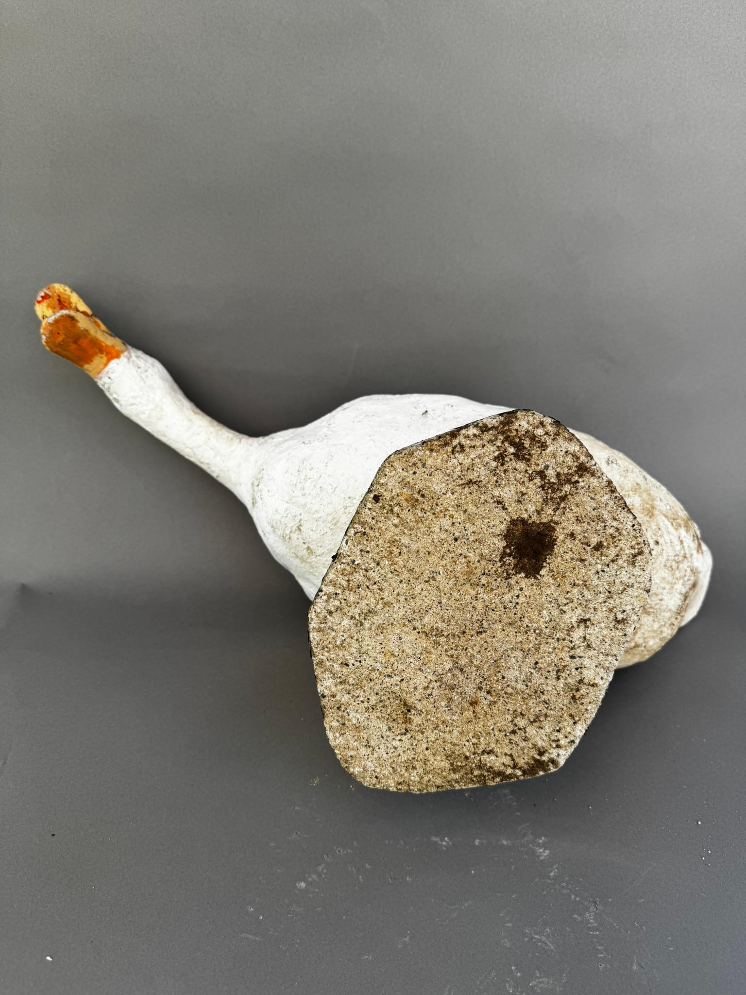 XX secolo Fermaporta d'epoca in cemento - Scultura dipinta a mano di un'oca che gracchia in vendita