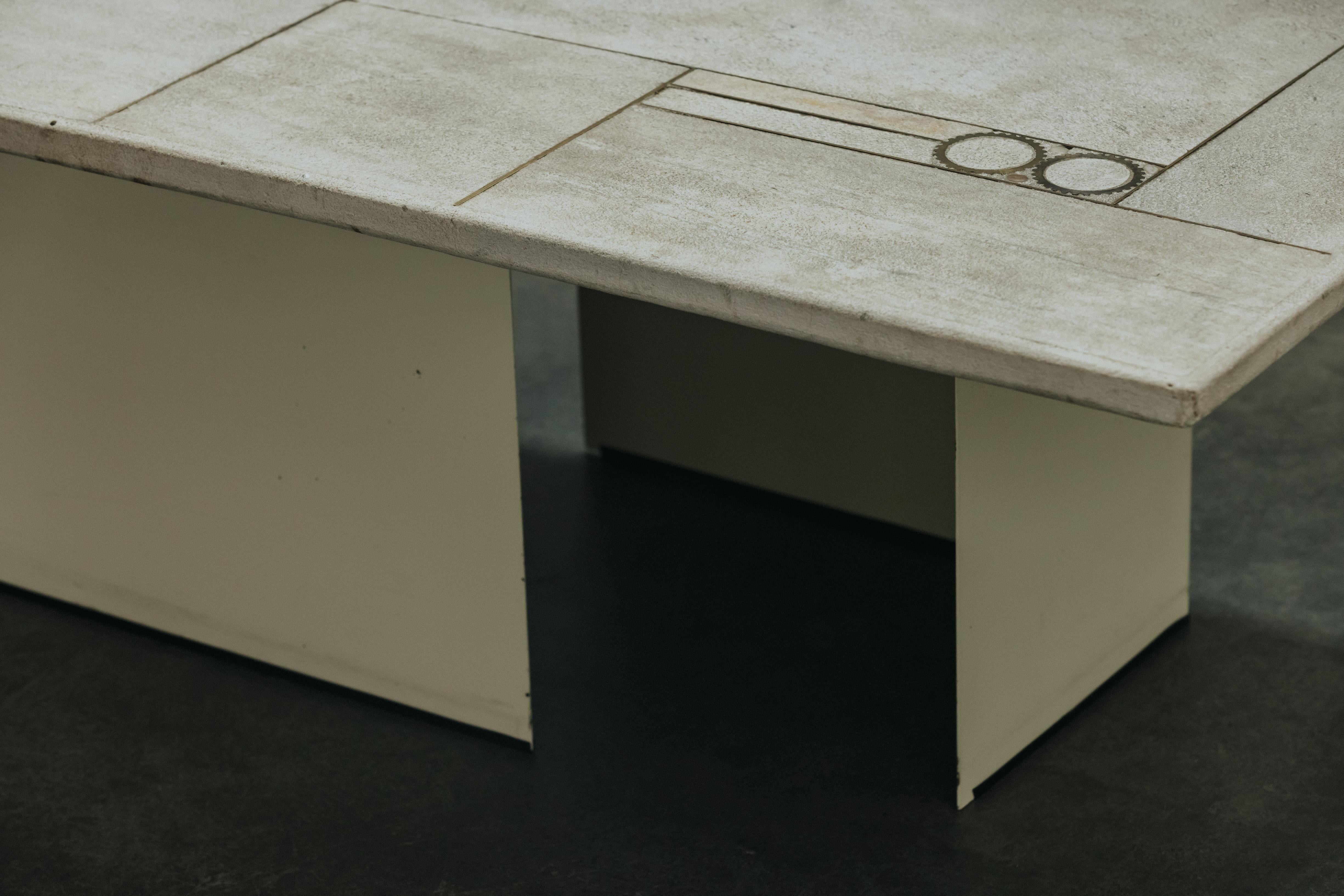Vintage Concrete Mosaic Couchtisch aus den Niederlanden, CIRCA 1960.  Der Beton ruht auf zwei L-förmigen Metallsockeln.  Leichte Abnutzung und Gebrauchsspuren.