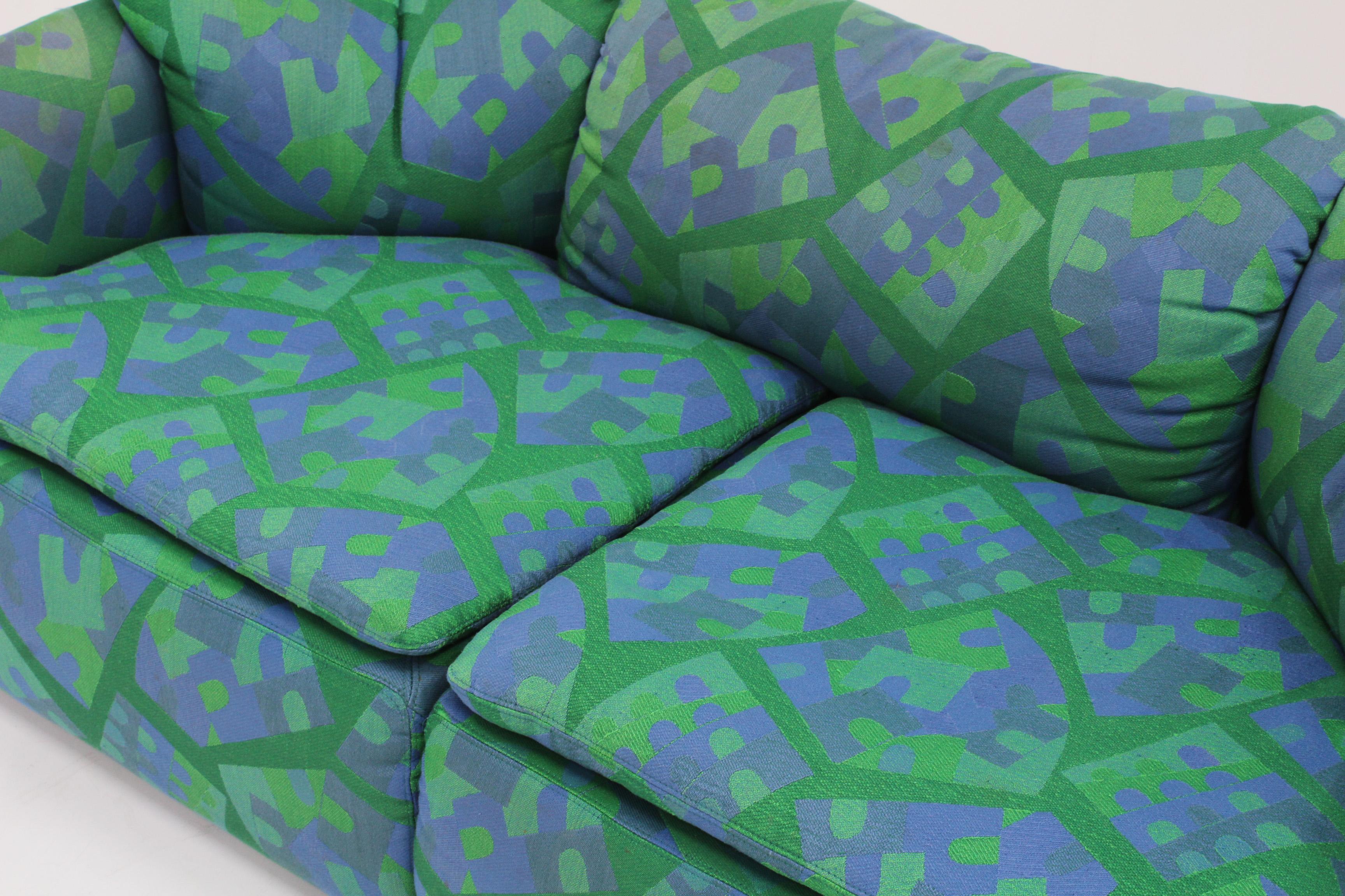 Confidential Sofa von Alberto Rosselli für Saporiti. Design/One aus den 1970er Jahren. Dieses italienische Sofa hat ein grafisches Design mit einem farbenfrohen blauen und grünen Stoff.

Guter Zustand mit altersentsprechenden