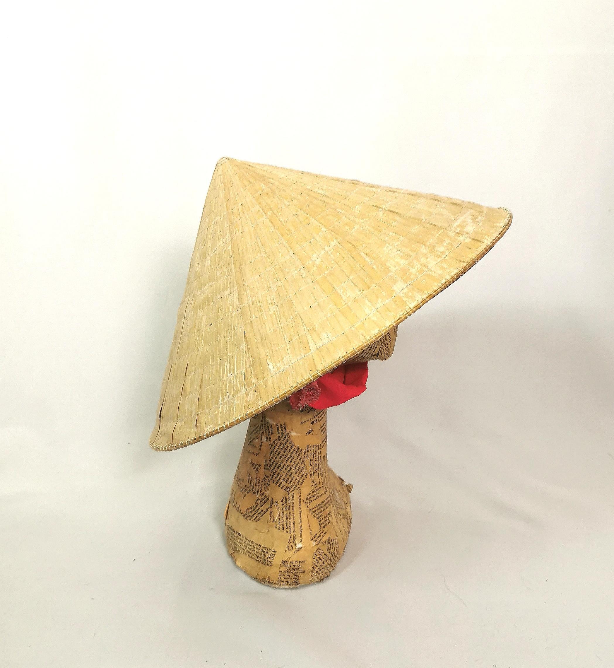 Vintage conical straw hat, Traditional Asian sedge hat  In Fair Condition In NEWARK, GB