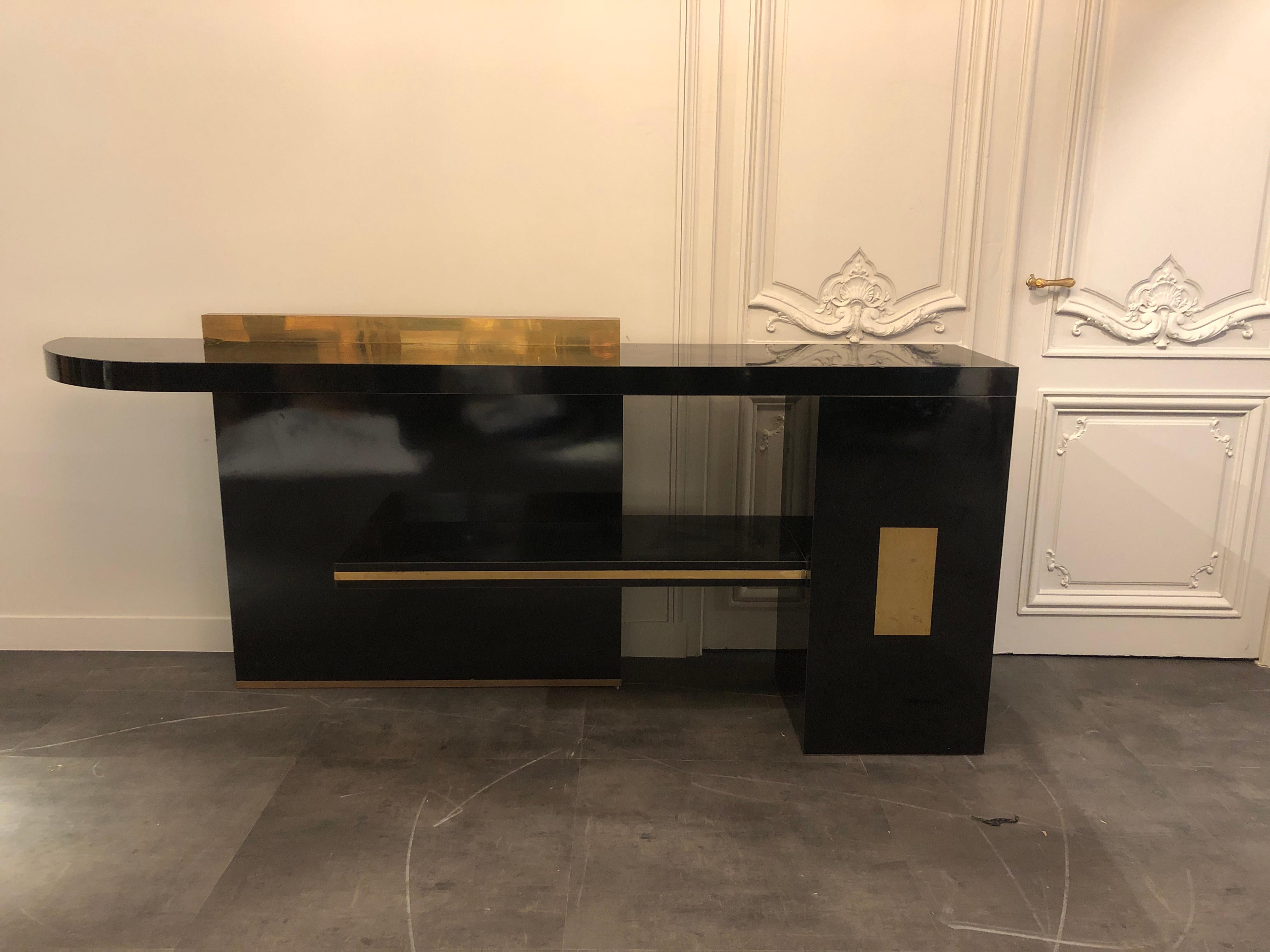 Consola vintage de madera lacada en negro y latón.
Italia, años 80.
Huellas de uso.