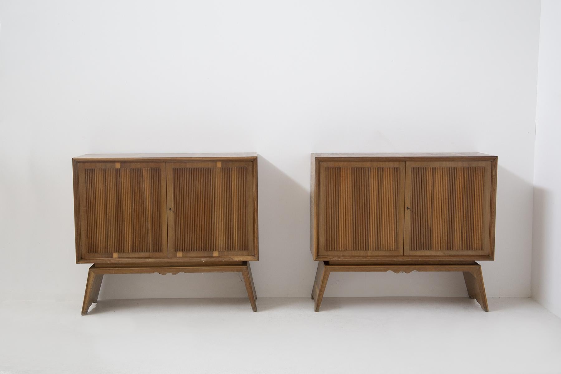 Gorgeous vintage wooden console designed by Paolo Buffa in the 1950s, fine Italian craftsmanship.
The console is made entirely of bleached walnut wood, very fine and elegant. The central body is supported by 2 wooden feet that expand diagonally,