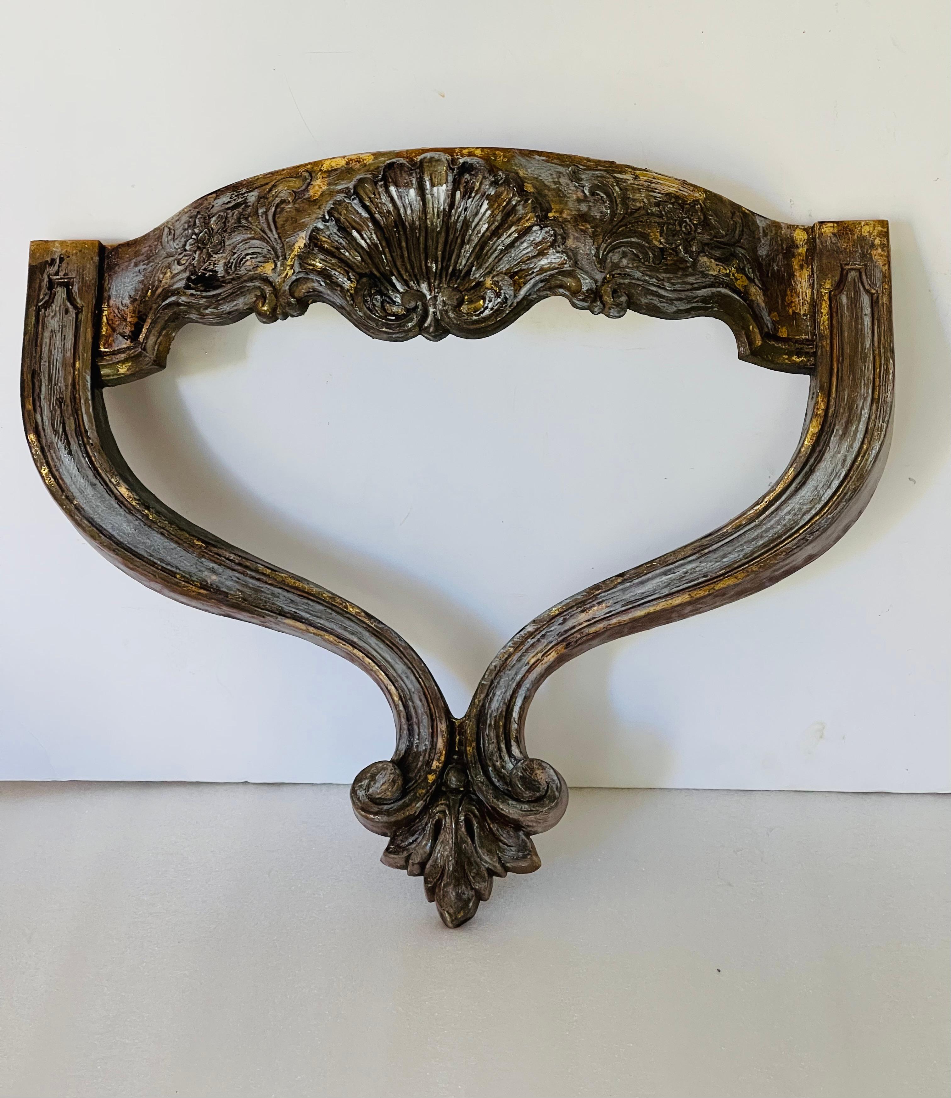 Fabuleuse base de table console murale vintage en finition vieillie avec des restes d'or.