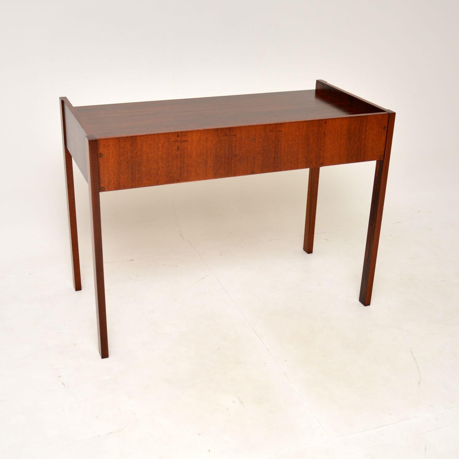 A stunning vintage console table / desk by Robert Heritage for Archie Shine. This was made in England, it dates from the 1960’s.

It is of superb quality with an incredibly beautiful design. The grain patterns and colour tones are absolutely