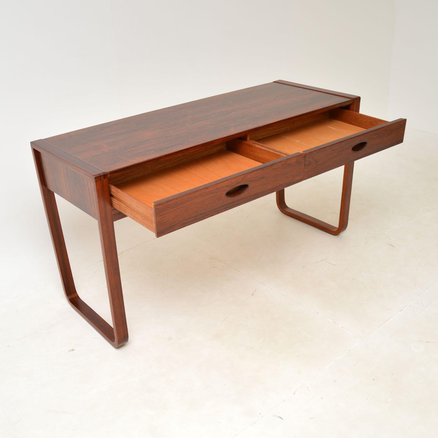 A stylish and very rare vintage console table / desk by Uniflex. This was designed by Gunther Hoffstead for Uniflex, it was made in England and dates from the 1960’s.

It is of superb quality with a gorgeous design. There are two drawers with
