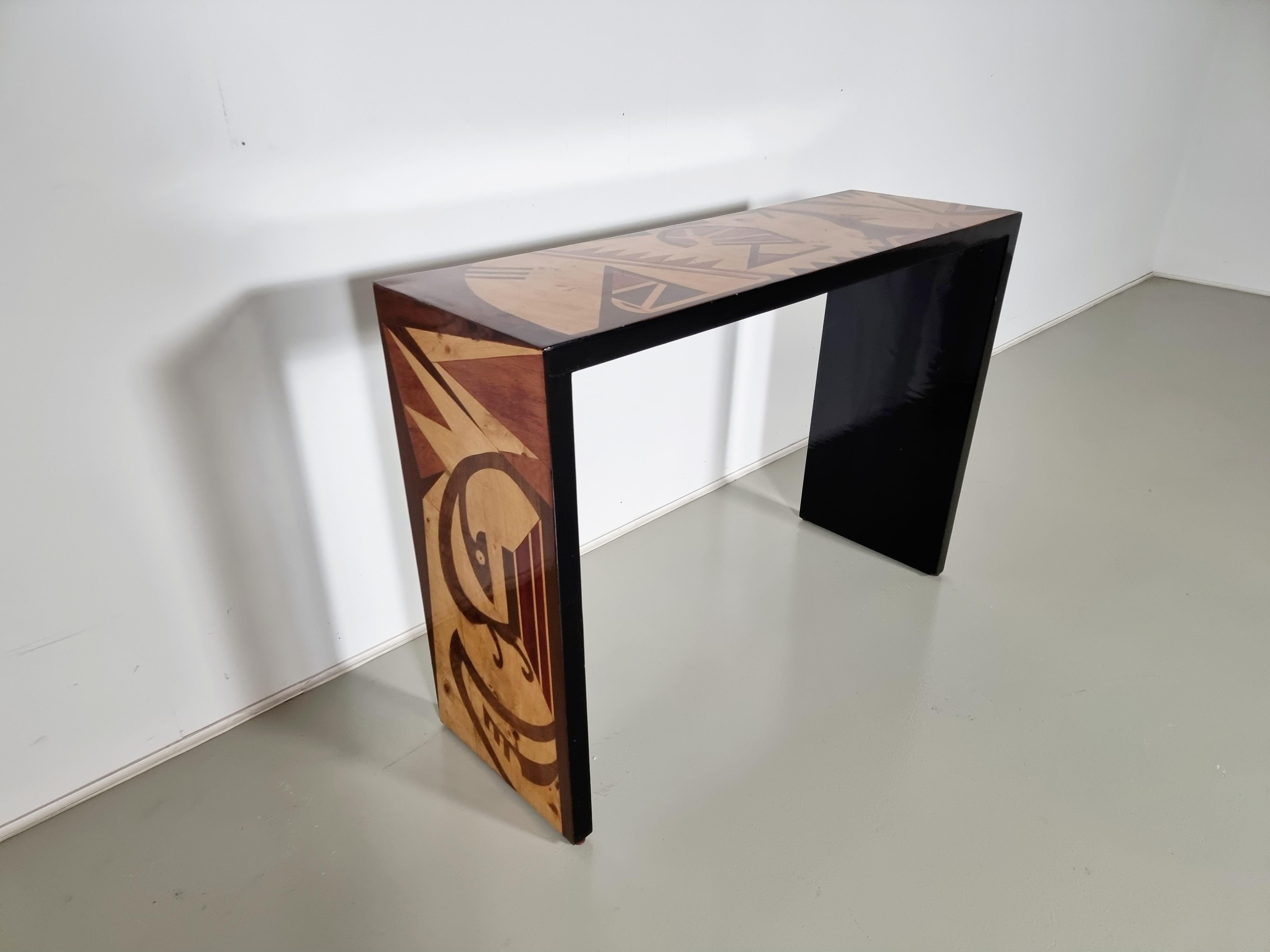 Outstanding vintage console table in richly inlaid wood, creating a colorful geometric pattern. Designed and handmade in Italy, 1970s

This item is perfect for any room, ideal as a welcome in a hallway, or equally as fitting in a dining and living
