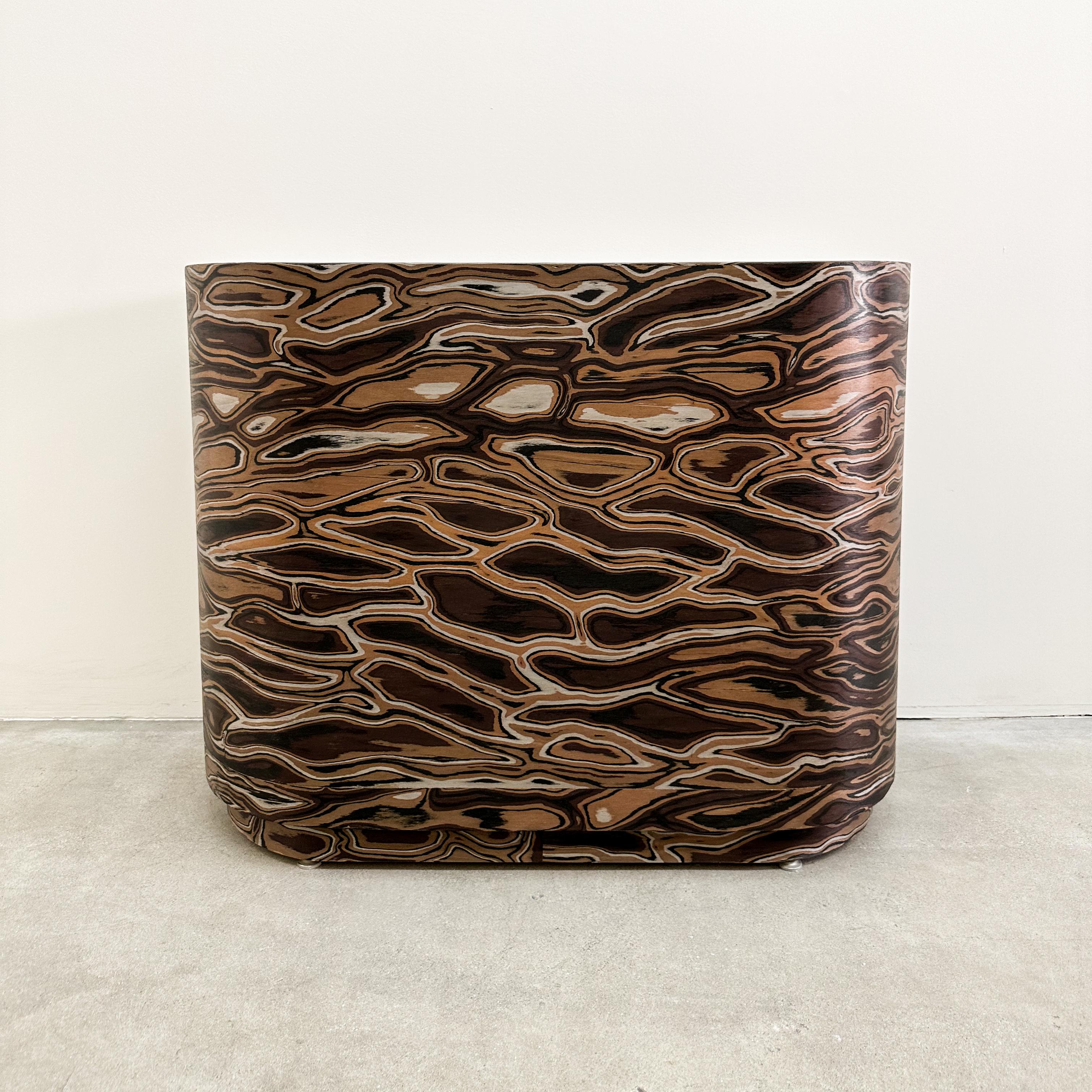 Modernistischer Konsolentisch im Vintage-Stil  Skulpturale Holz-Anrichte  MCM 70er Jahre (Moderne der Mitte des Jahrhunderts) im Angebot
