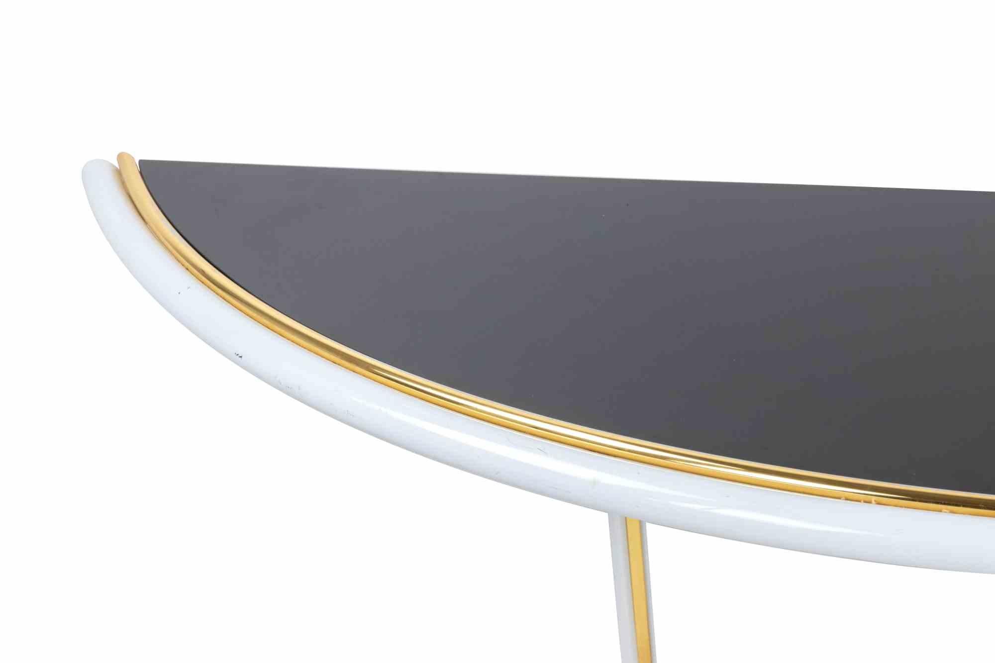 Vintage Consolle avec miroir mural est un meuble design original réalisé par Tommaso Barbi dans les années 1970.

Métal laqué, laiton et verre. Spécimen rare en blanc et jaune d'or.

Très bon état. 