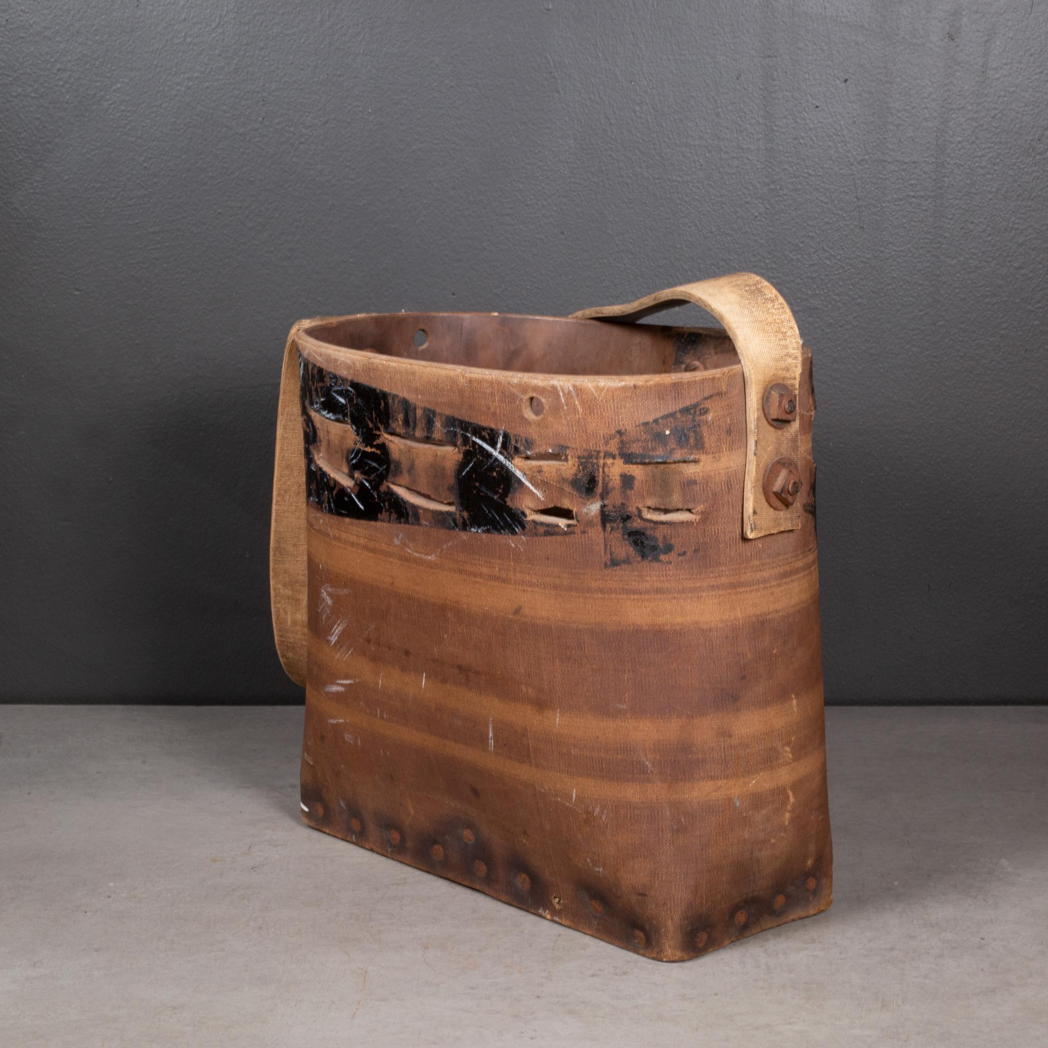 CIRCA

Un caddy vintage in gomma vulcanizzata per operai edili con tracolla.

    CREATORE Sconosciuto.
    DATA DI FABBRICAZIONE 1940 circa.
    MATERIALI E TECNICHE Gomma vulcanizzata.
    CONDIZIONE Buono. Usura coerente con l'età e l'uso.
   