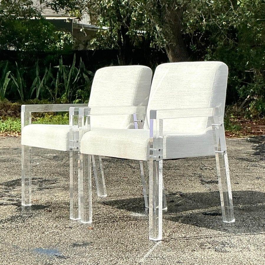 Eleva i tuoi interni con questa splendida coppia di poltrone in lucite Vintage Contemporary Bernhardt. Whiting, con struttura in lucite e rivestimento in morbido tessuto bianco, queste sedie trasudano eleganza moderna e raffinatezza. La struttura