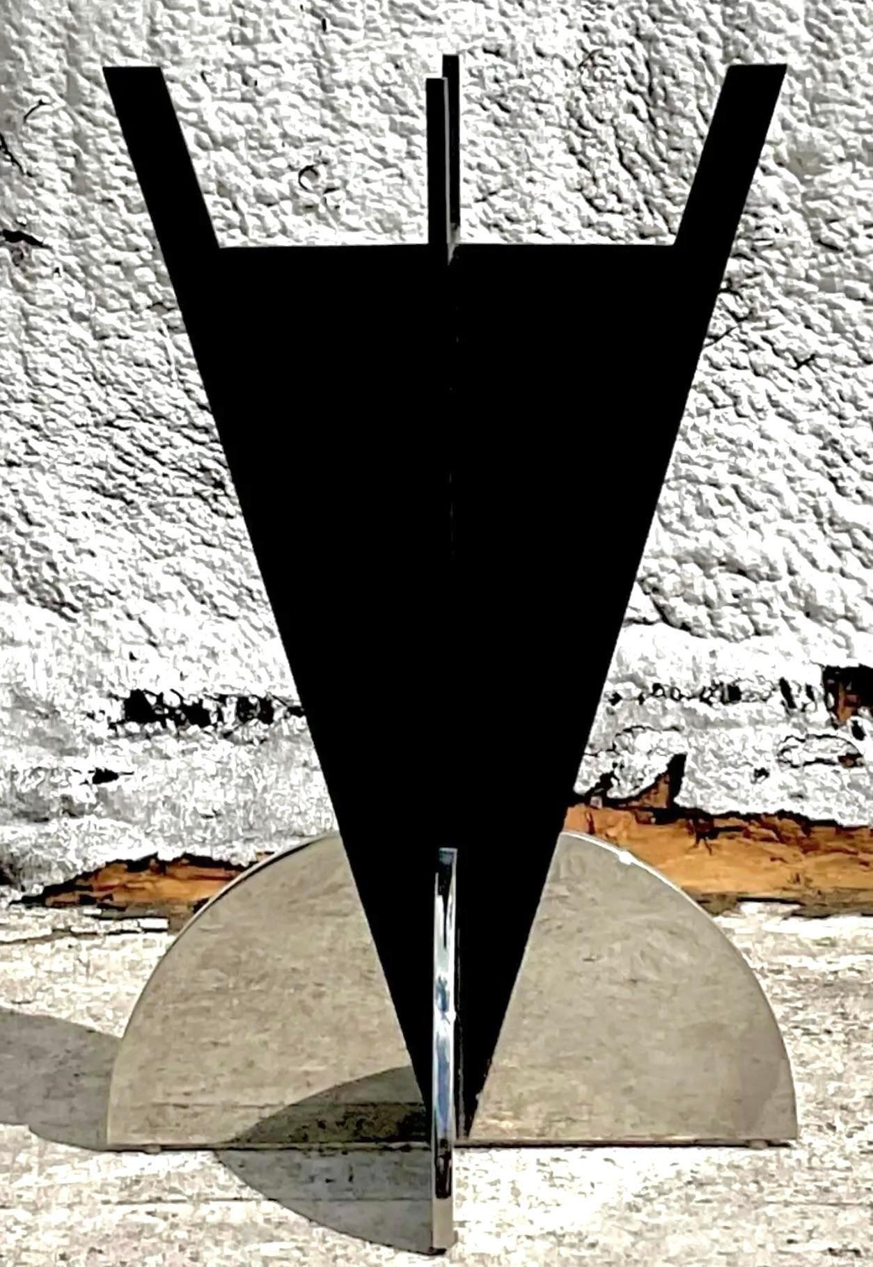 Élevez votre espace repas avec cette table à manger Vintage Contemporary en métal noir et chrome poli After Brueton. Combinant un métal noir élégant avec des accents de chrome poli, cette table incarne la sophistication et le style modernes. Parfait